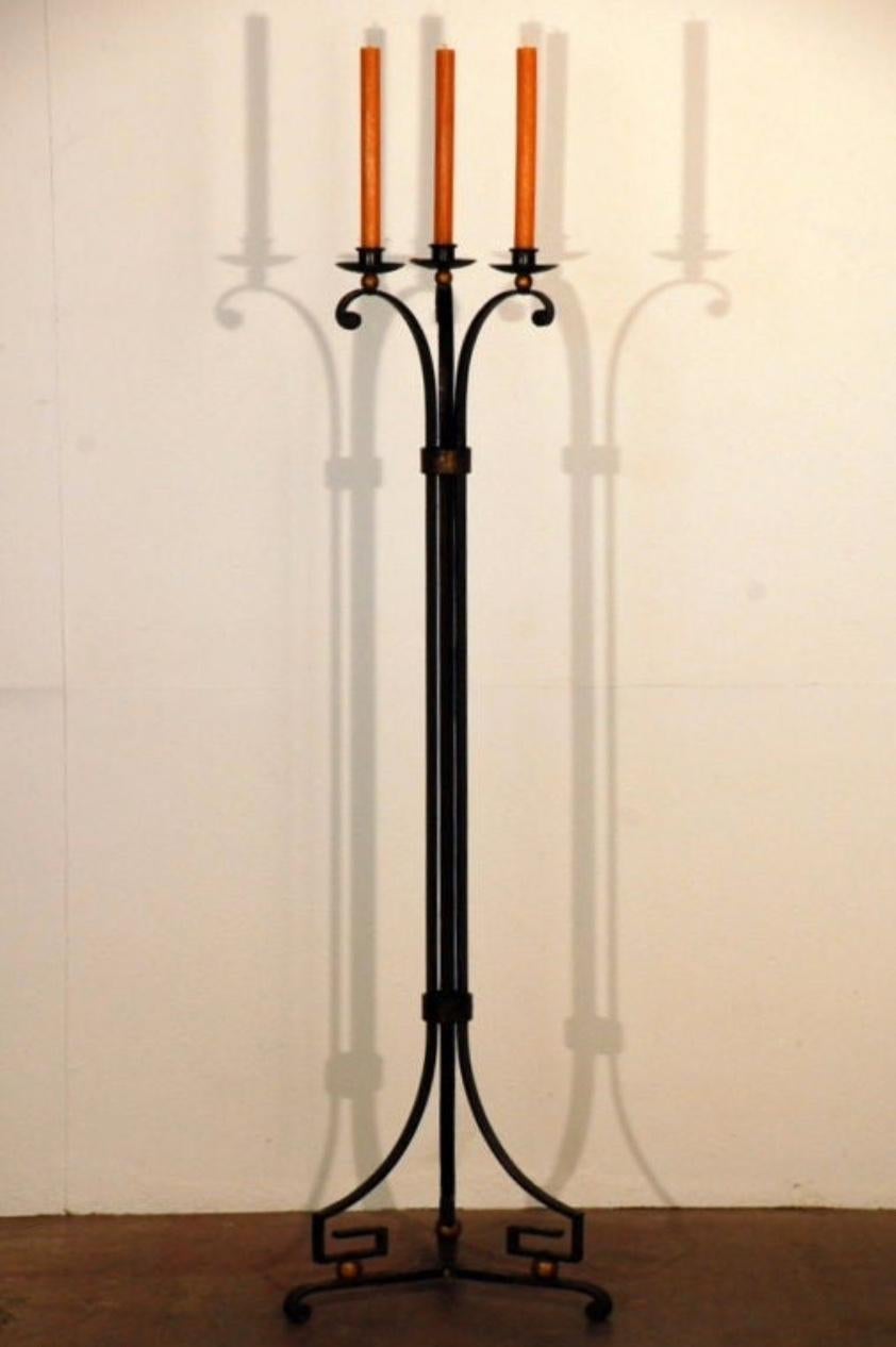Exceptionnel candélabre français en fer forgé des années 40 dans le style de Gilbert Poillerat. Peut être utilisé tel quel ou transformé en un lampadaire chic.