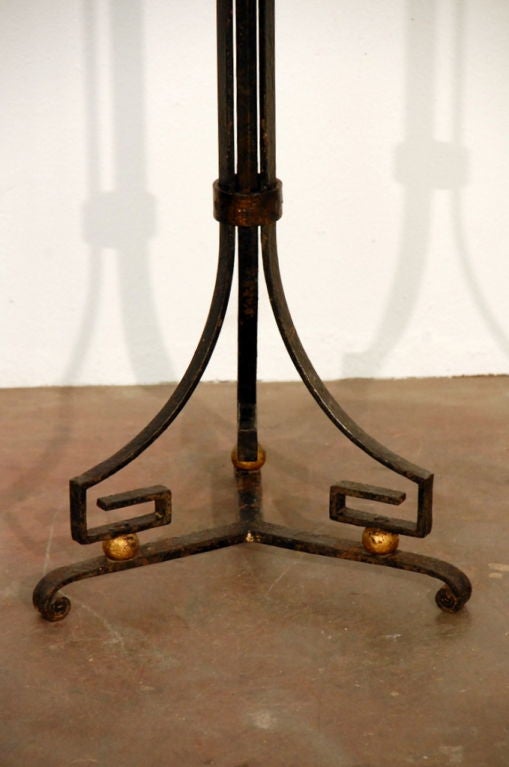 Dorato Eccezionale candelabro francese degli anni '40 nello stile di Gilbert Poillerat in vendita