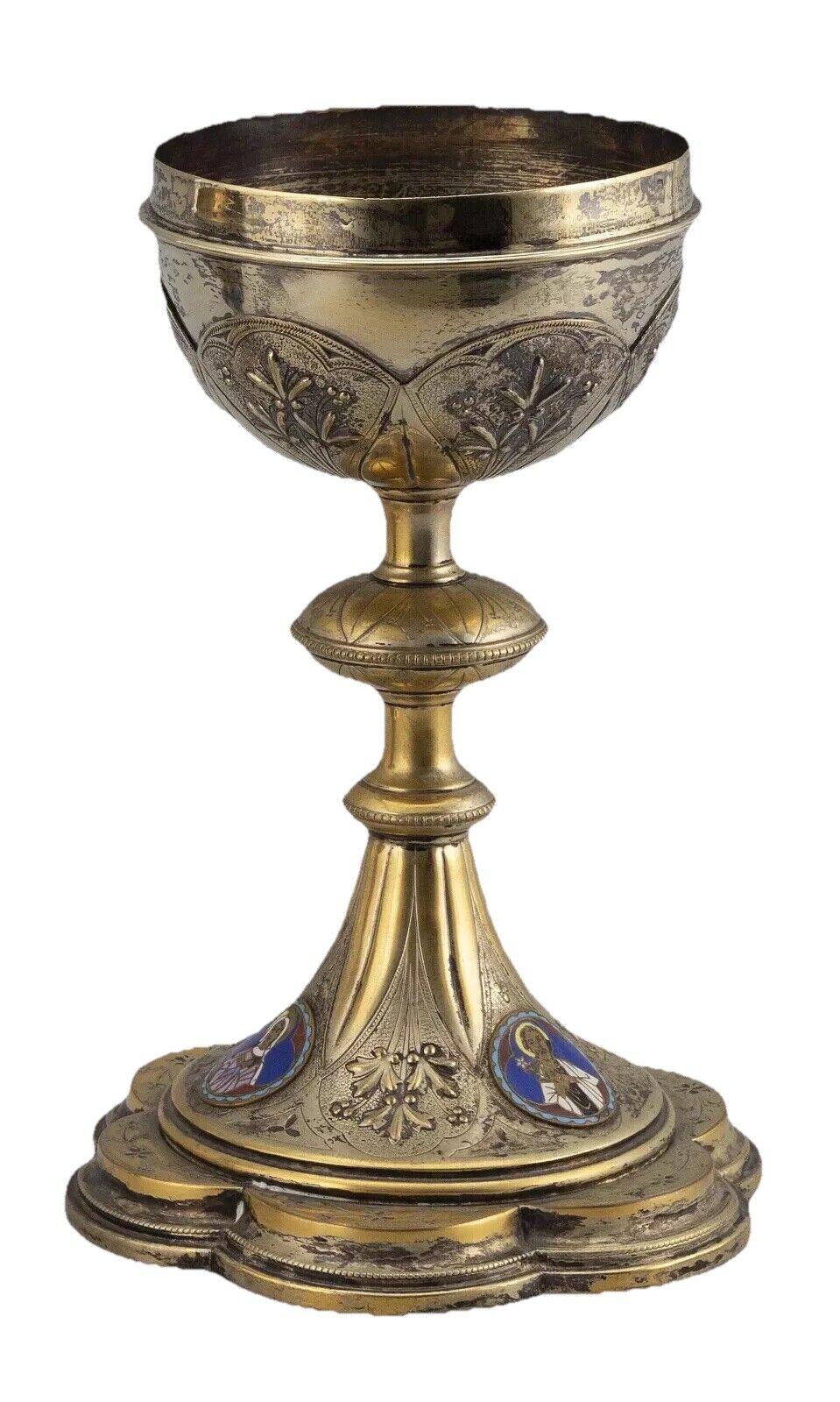 CIBOIRE FRANÇAIS EN VERMEIL ET ÉMAIL .950

Marque du fabricant frottée. Sous-face marquée pour Bennard, Rue Ferou, Paris. Représentations émaillées du Christ, de la Vierge Marie et de Saint François sur le pied de répartition. Hauteur 8
