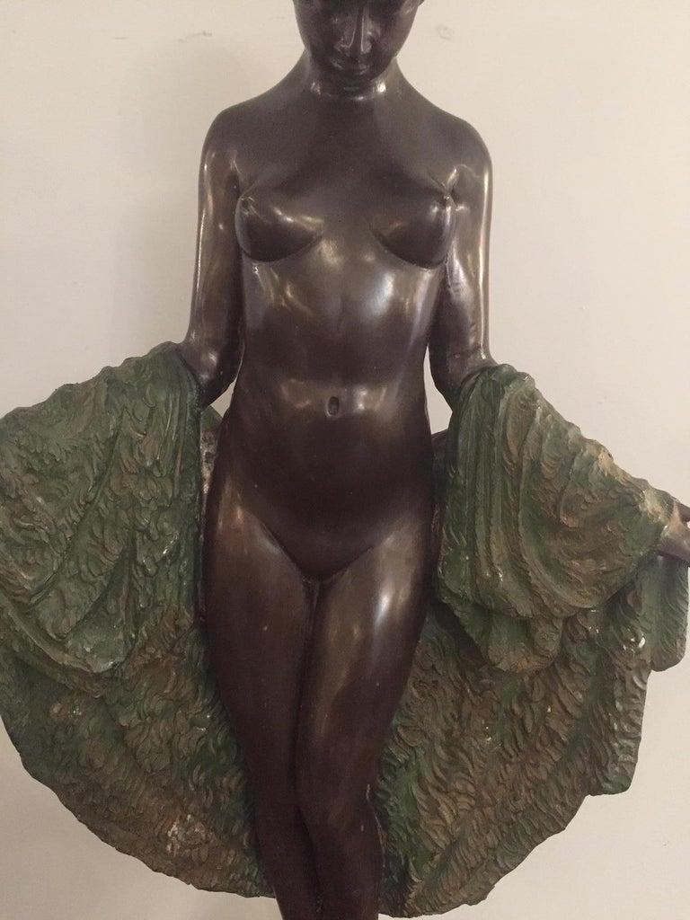 Belle figure de danseuse en bronze de l'Art déco français, par Joseph Emmanuel Descomps Cormier, en position debout, les bras tendus tenant une draperie, signée 