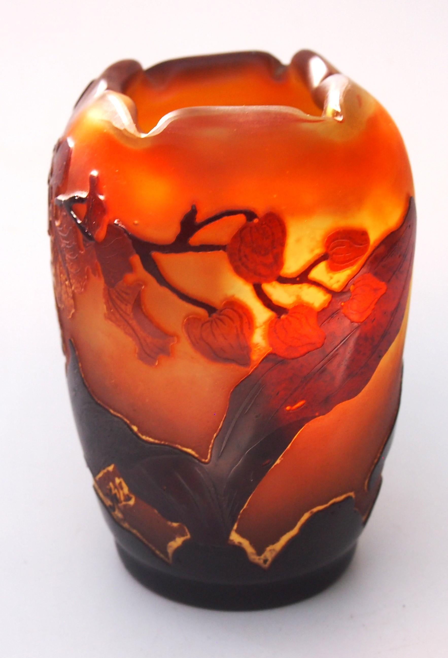 Un vase à orchidée camée d'Eleg Galle exceptionnellement élégant et vibrant, de couleur orange et brune, avec une prédominance de couches orange et brunes, mais avec une très rare couche marbrée, donnant au vase un aspect très spécial. Il représente