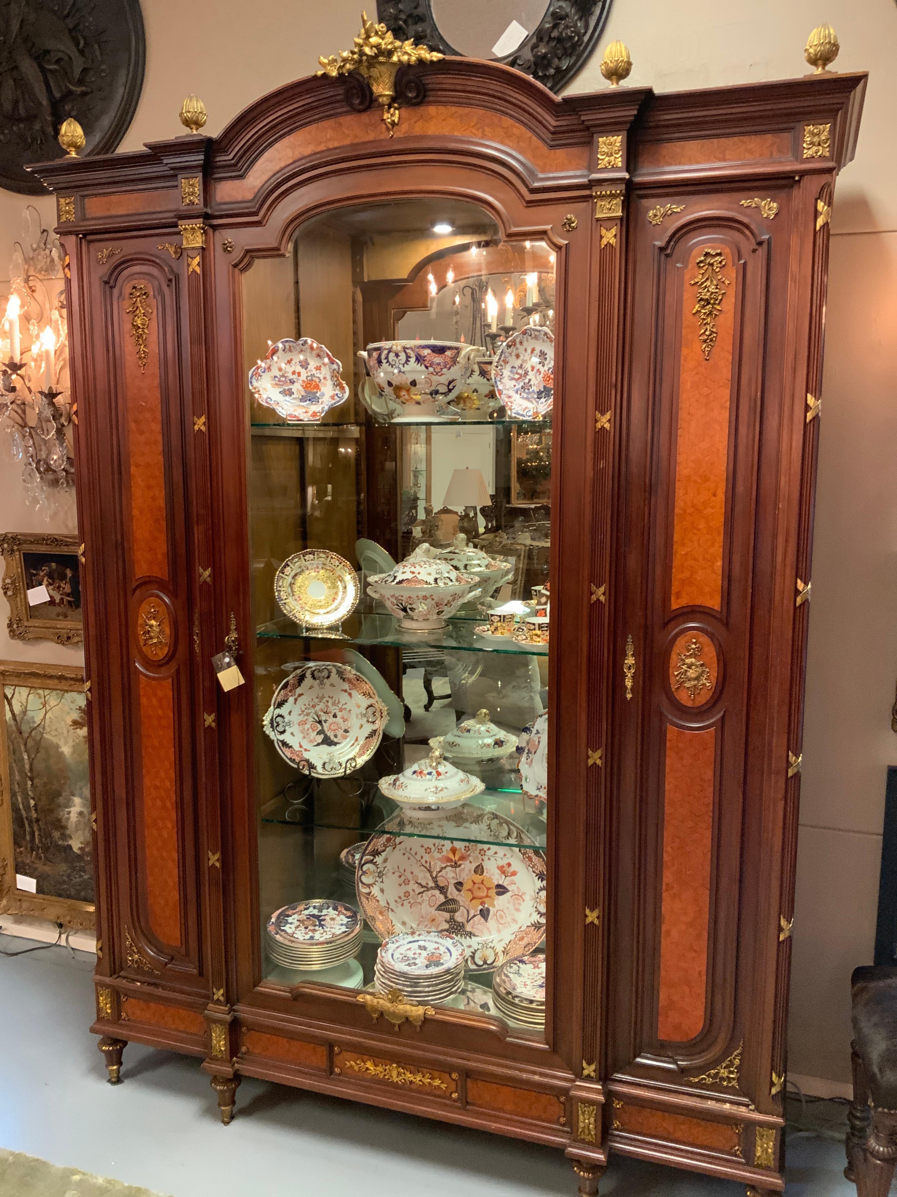 Francese eccezionale  Mobile del XIX secolo, intarsio a 3 ante, ripiani in vetro per esposizione in vendita 12