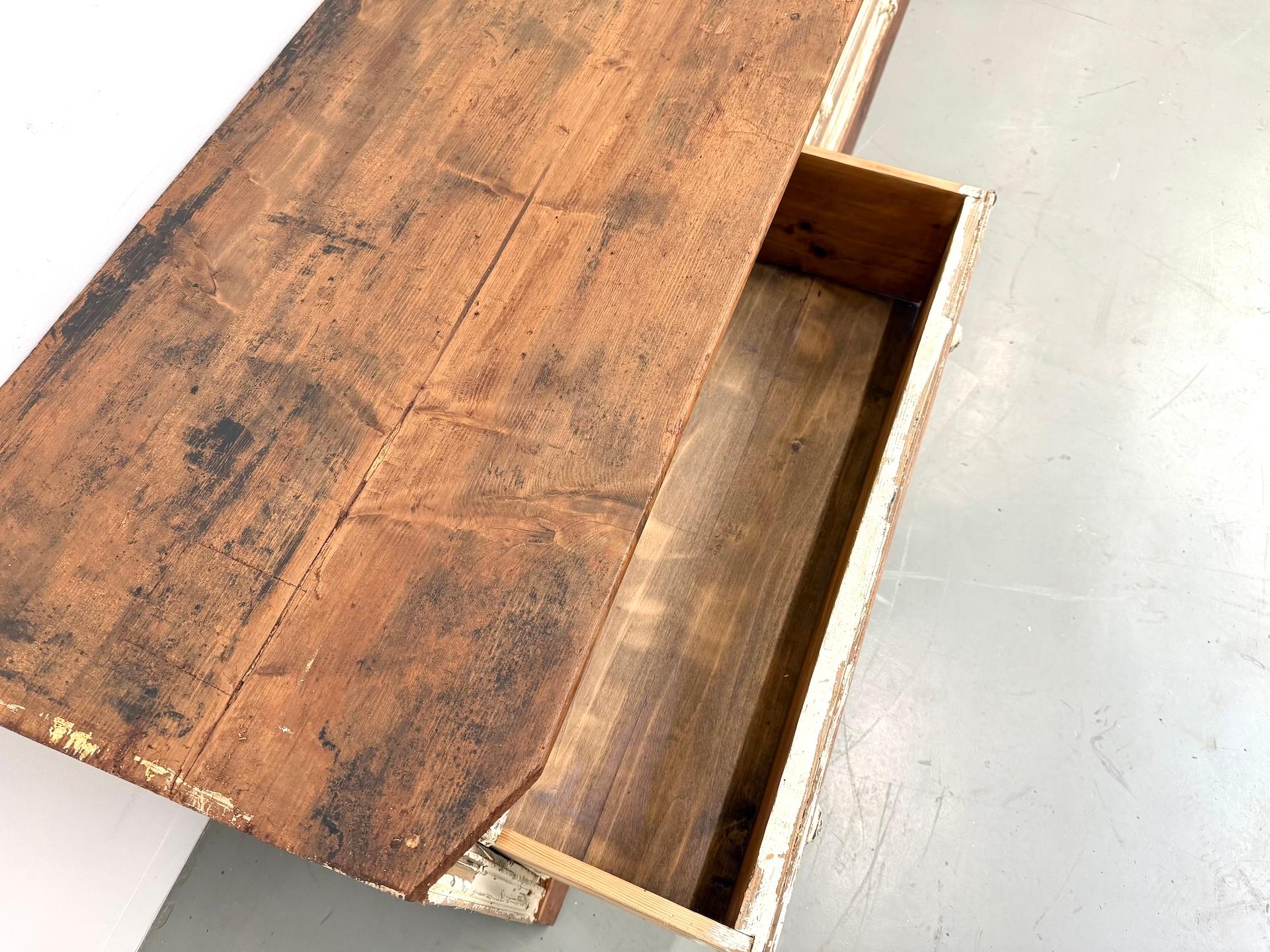 Exceptional french draper’s cabinet in pine, circa 1900 In Good Condition For Sale In LYON, FR