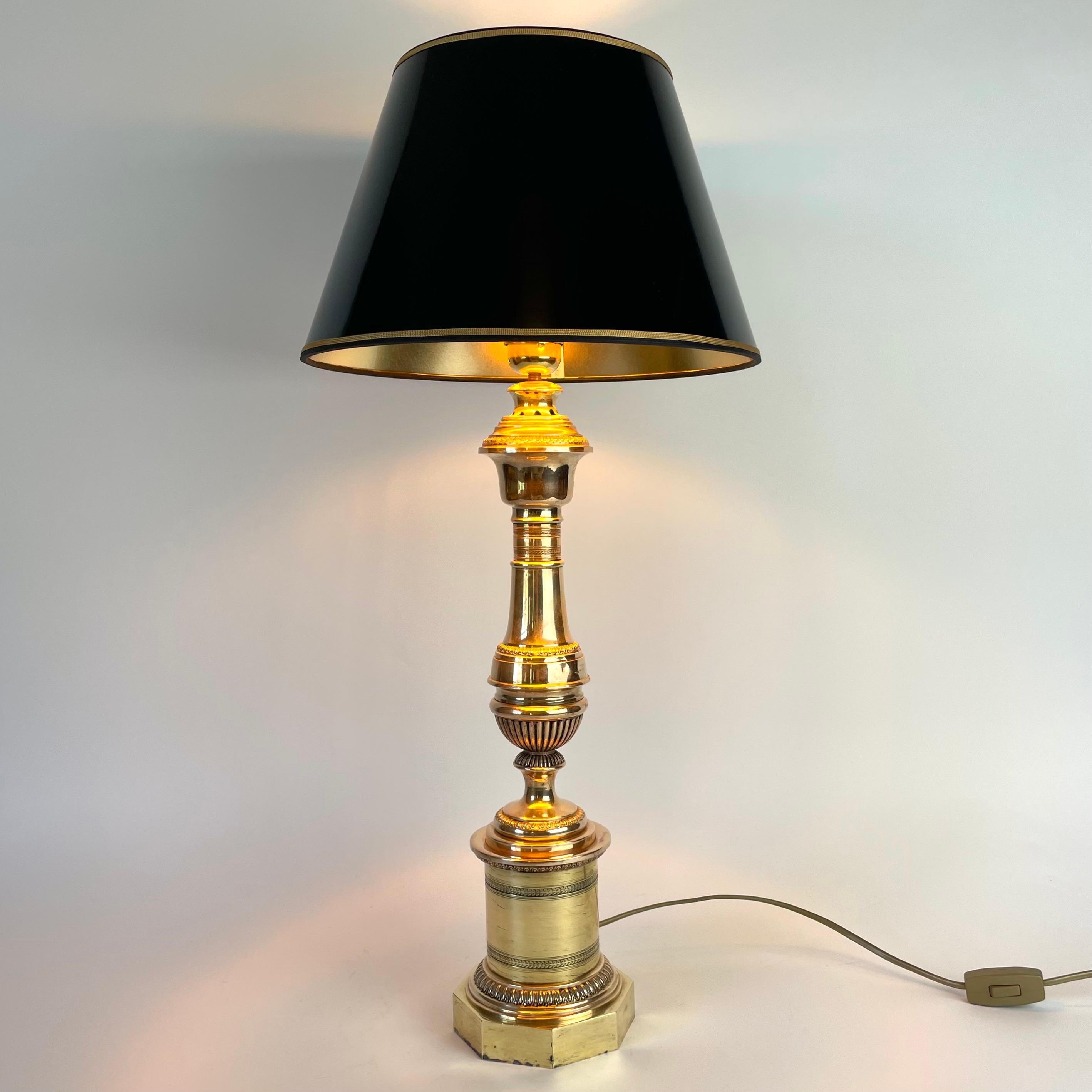
Exceptionnelle lampe de table Empire en laiton, années 1820

Exceptionnelle lampe de table en laiton de style Empire français, vers 1820-30, conçue à l'origine comme lampe à huile. Converti à l'électricité au début du 20e siècle, il a récemment été