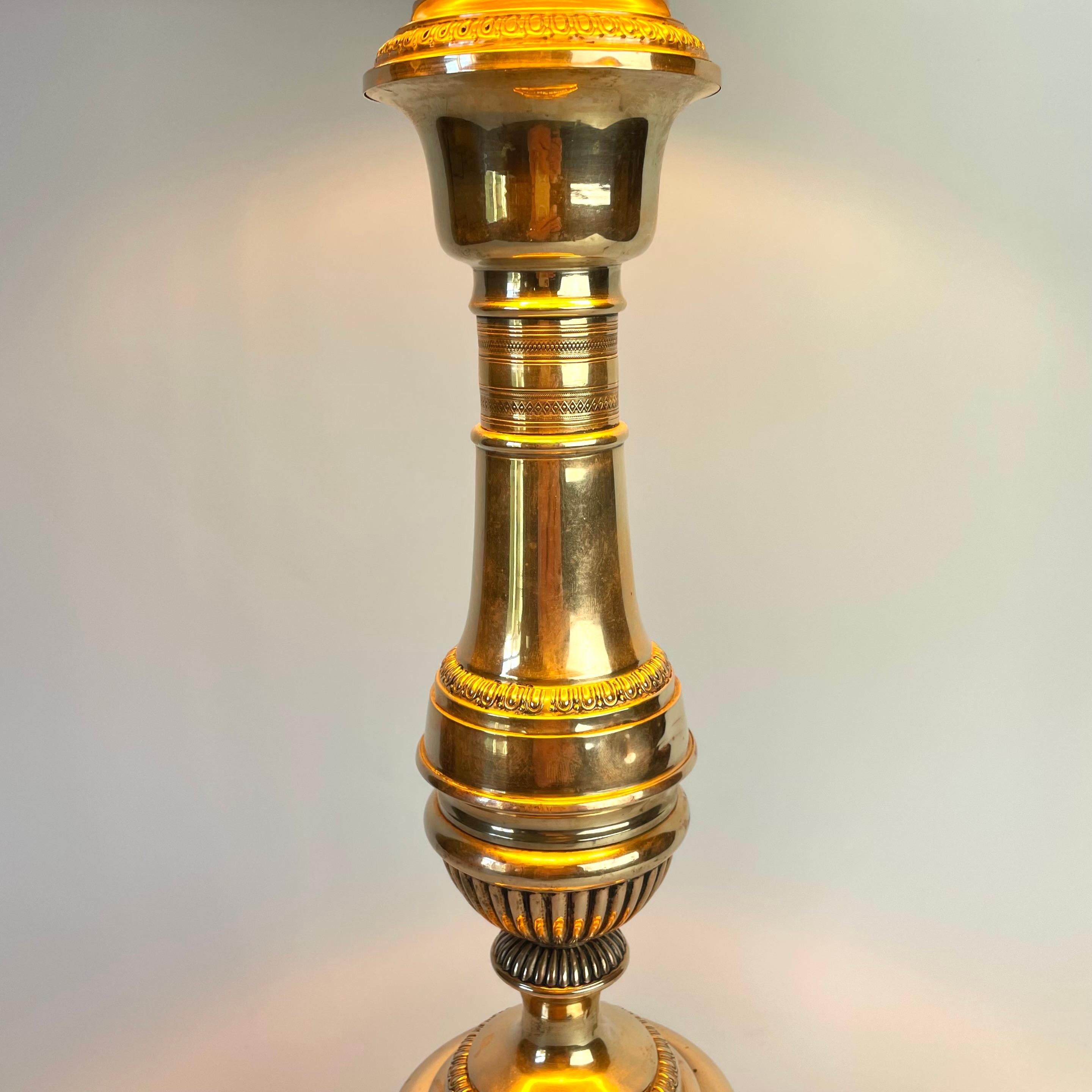Début du XIXe siècle Exceptionnelle lampe de table Empire en laiton, années 1820 en vente