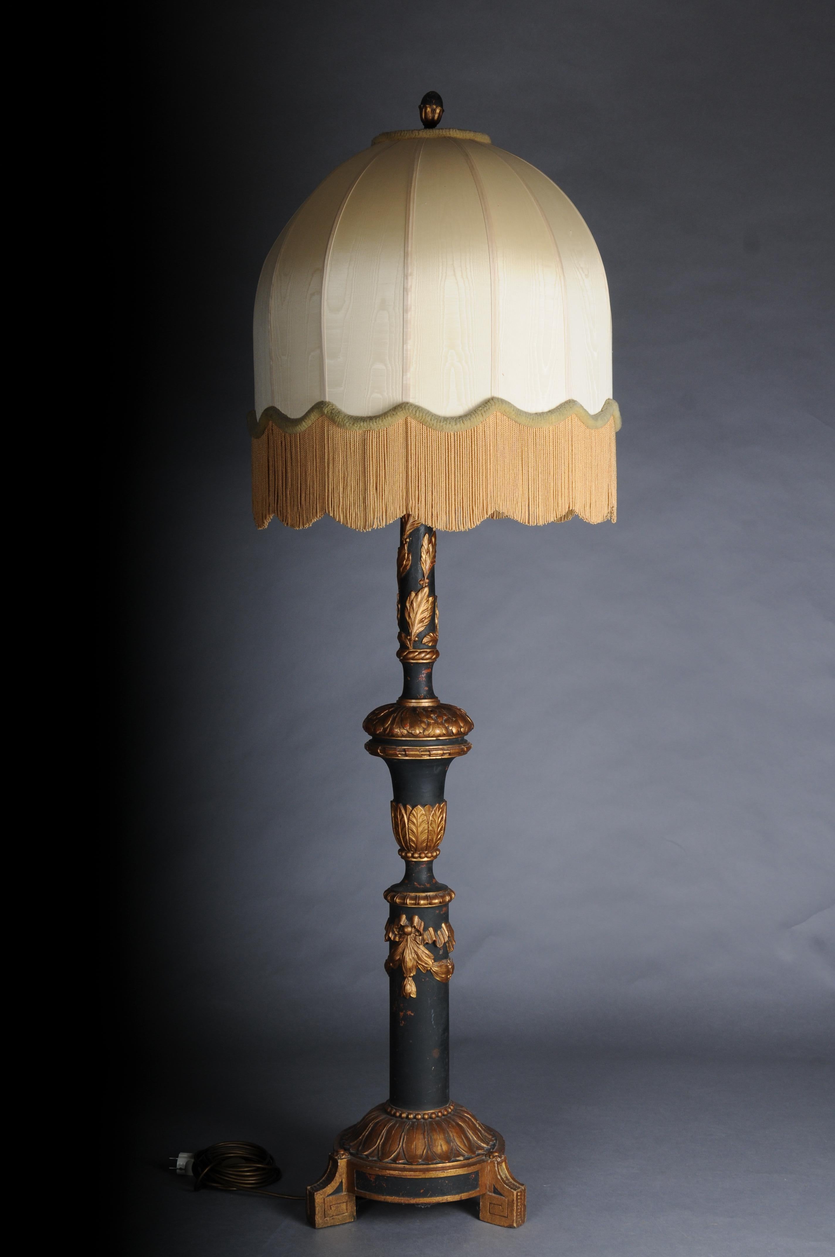 Eccezionale lampada da terra neoclassica francese del 1880

Legno dolce, dipinto e dorato. In legno massiccio, tinto e rifinito con accenti neoclassici. Presa a tre lampadine con paralume.

Elettrificato e pronto all'uso secondo gli standard europei
