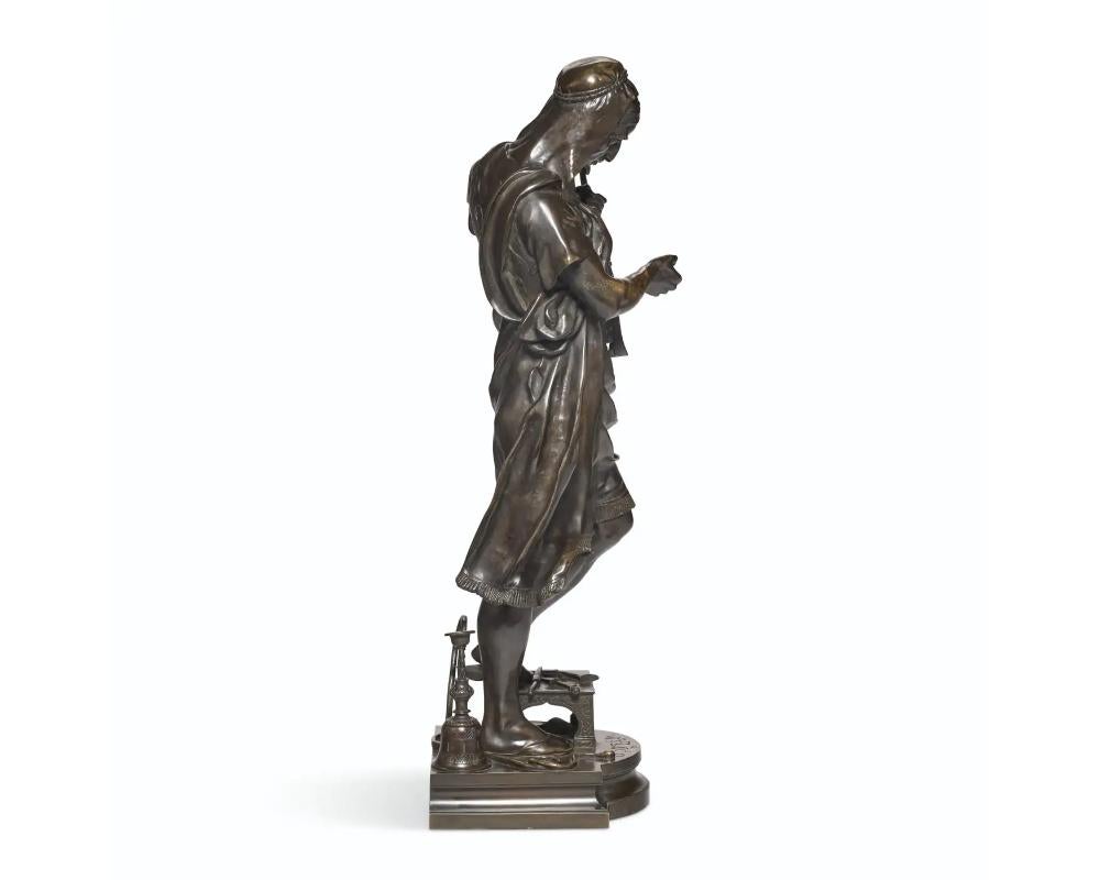 Français Exceptionnelle sculpture orientaliste française en bronze « Le Marchand d' Armes Turc »  en vente