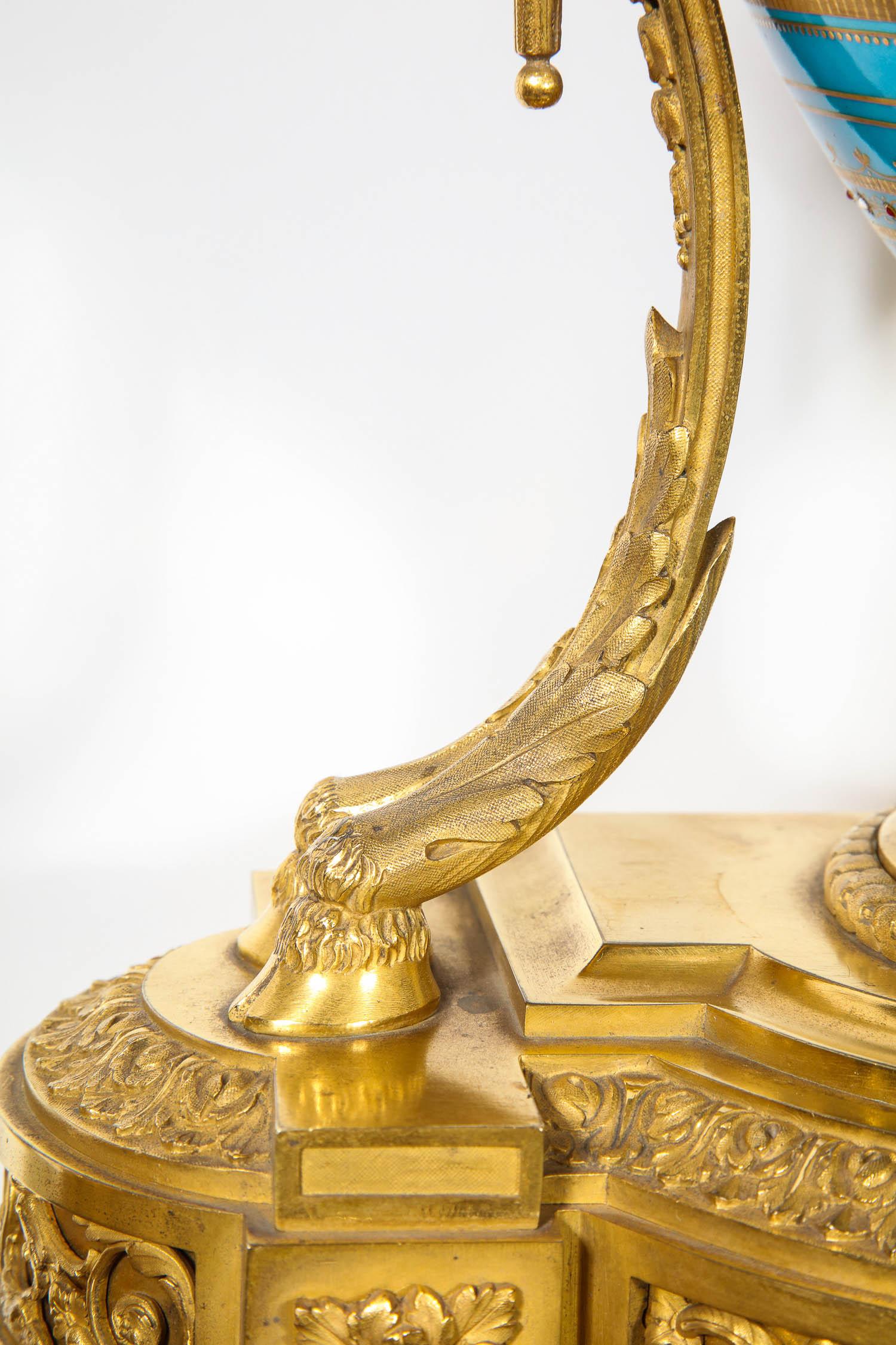 Außergewöhnliches französisches Uhrenset aus Sevres-Porzellan mit Goldbronze-Montierung und türkisfarbenen Juwelen im Angebot 7