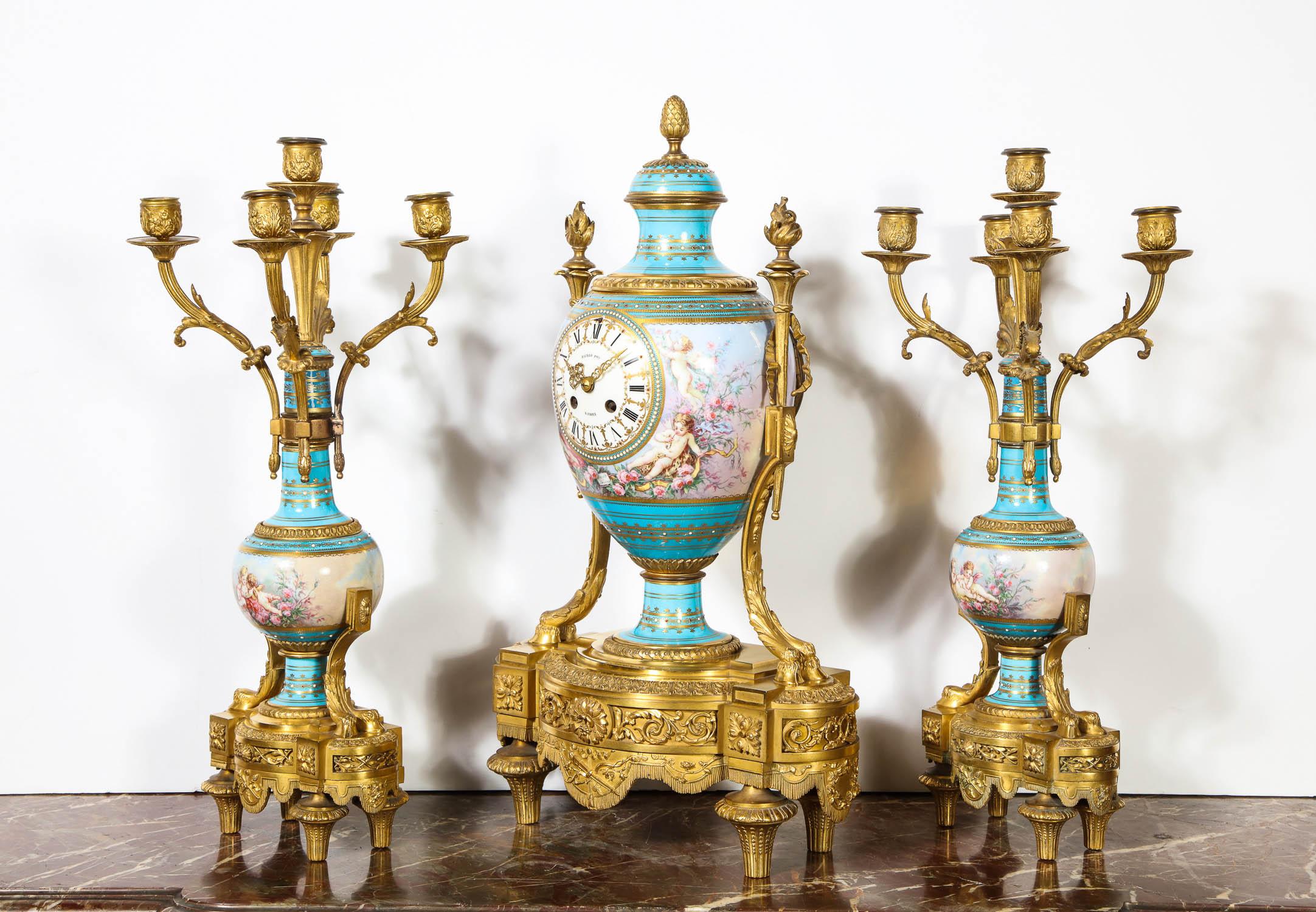 Ein außergewöhnliches französisches Bronze Ormolu montiert türkis juwelenbesetzt Sèvres Porzellan Uhr Set von Raingo Fres, Paris, um 1880.

Bestehend aus einer Uhr in Vasenform und einem Paar fünfflammiger Kandelaber. Das Ormolu ist von sehr hoher