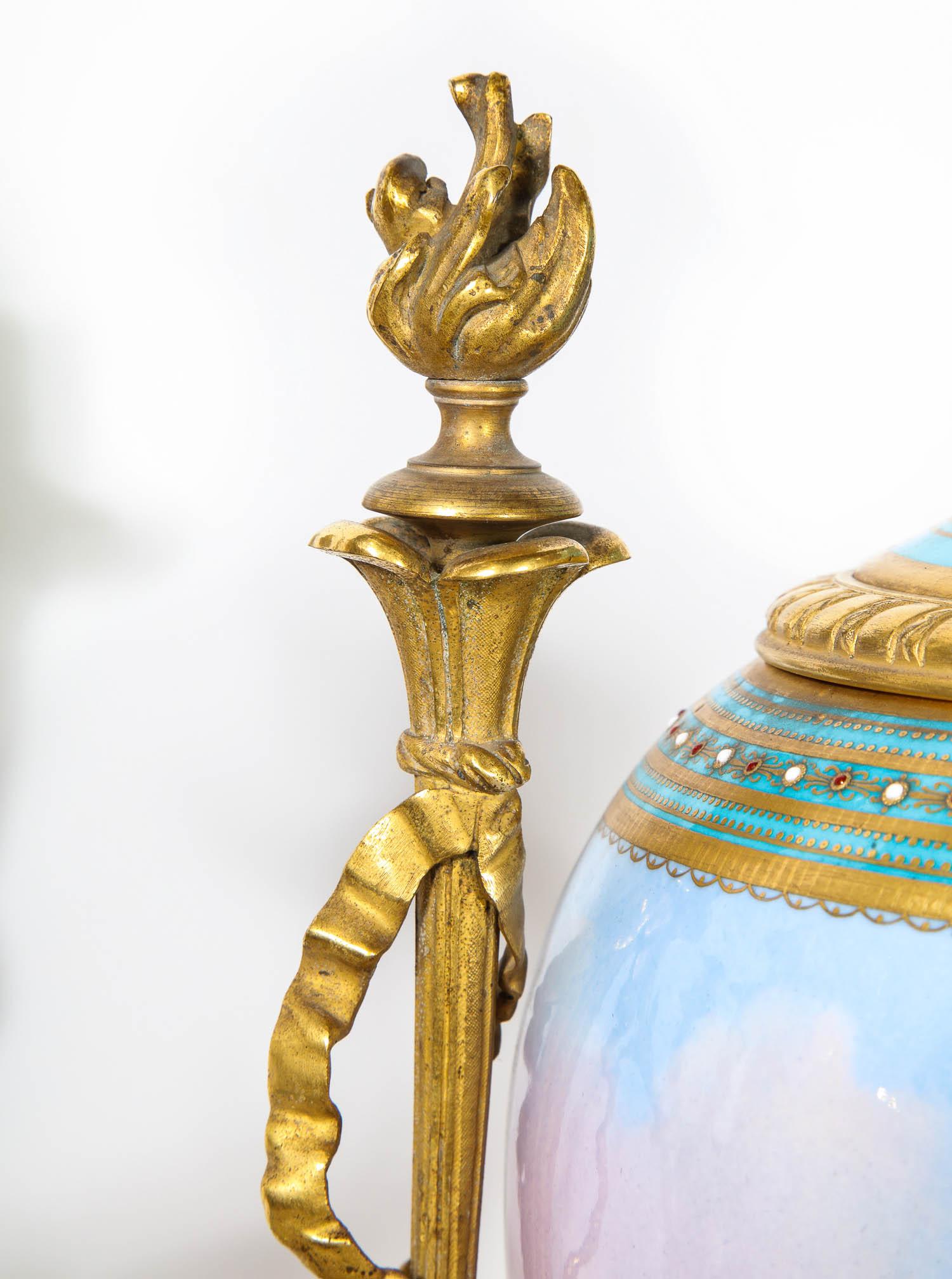 Exceptionnel ensemble d'horloges françaises en porcelaine de Sèvres montées en bronze doré et ornées de pierres turquoise en vente 13