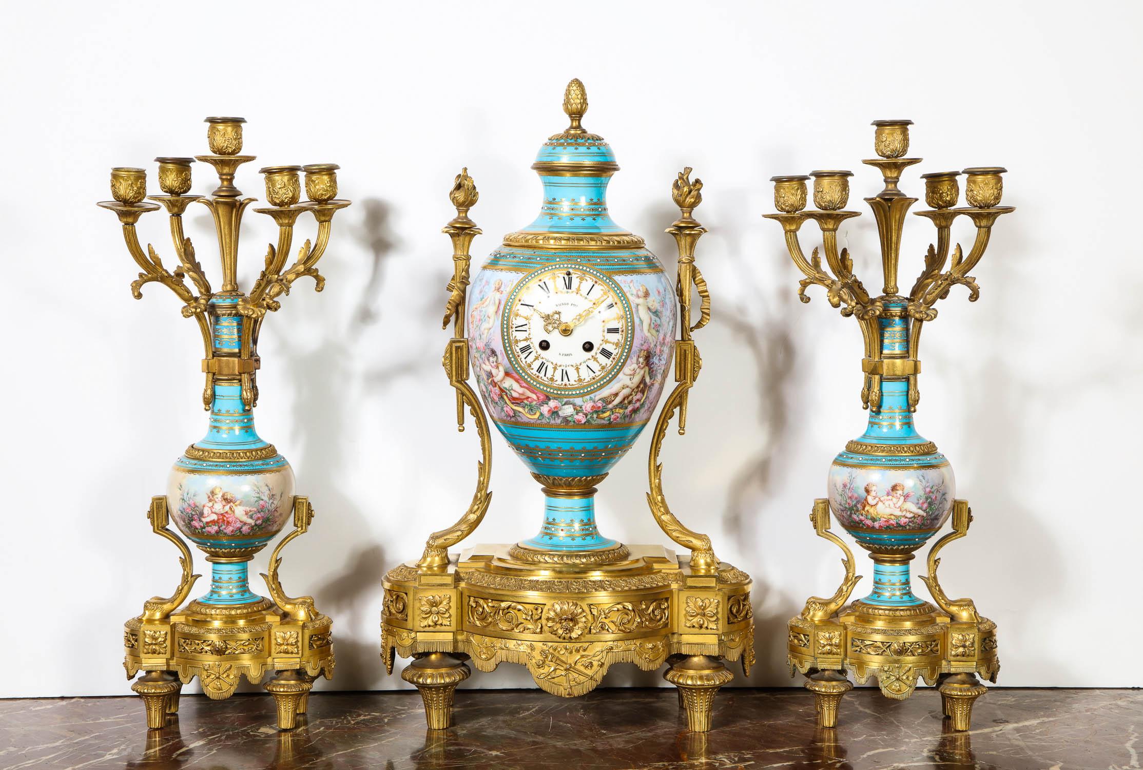 Außergewöhnliches französisches Uhrenset aus Sevres-Porzellan mit Goldbronze-Montierung und türkisfarbenen Juwelen (Napoleon III.) im Angebot