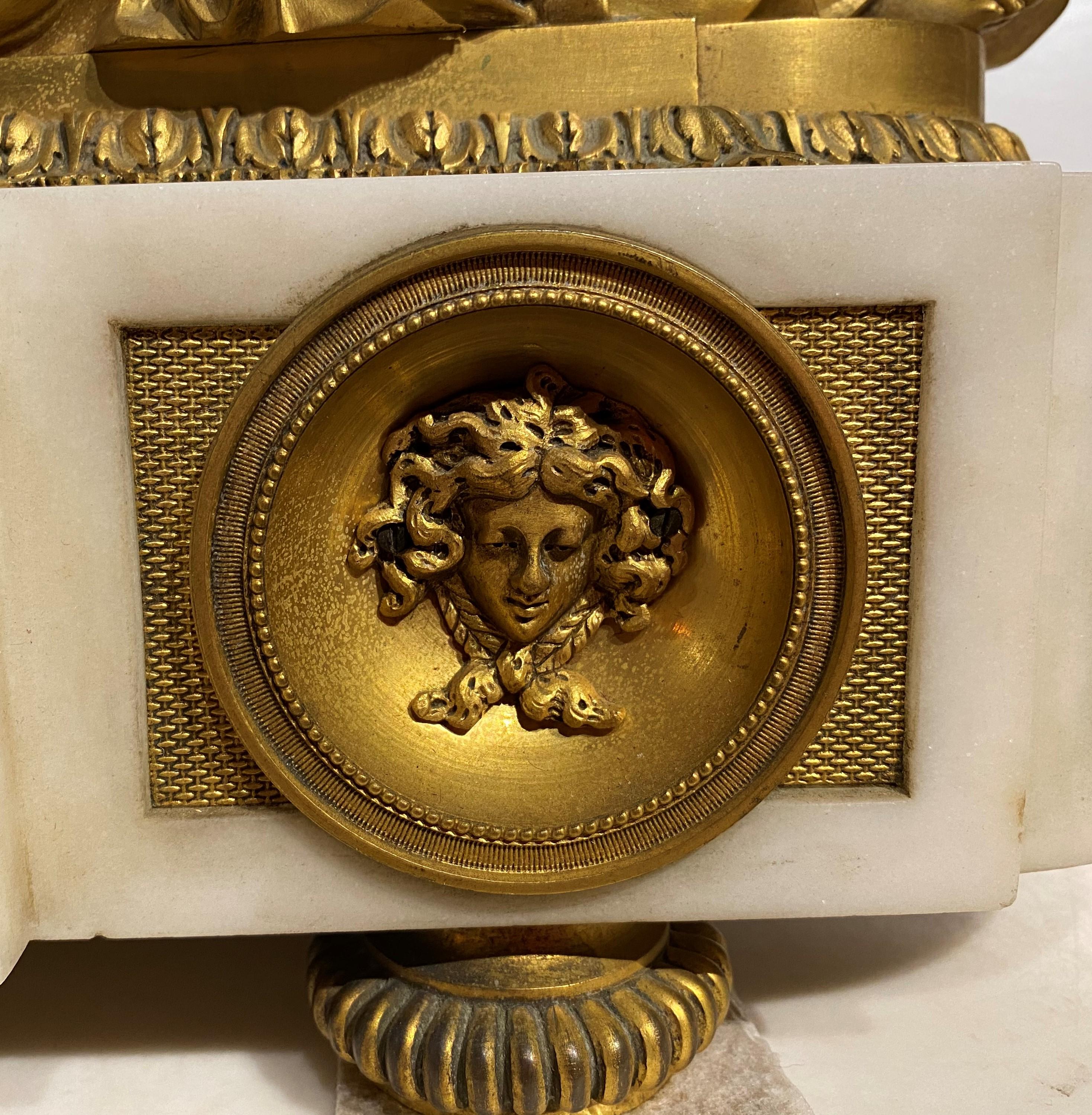 Außergewöhnliche französische Tiffany & Co-Kaminuhr aus vergoldeter Bronze mit Marmorsockel im Angebot 6