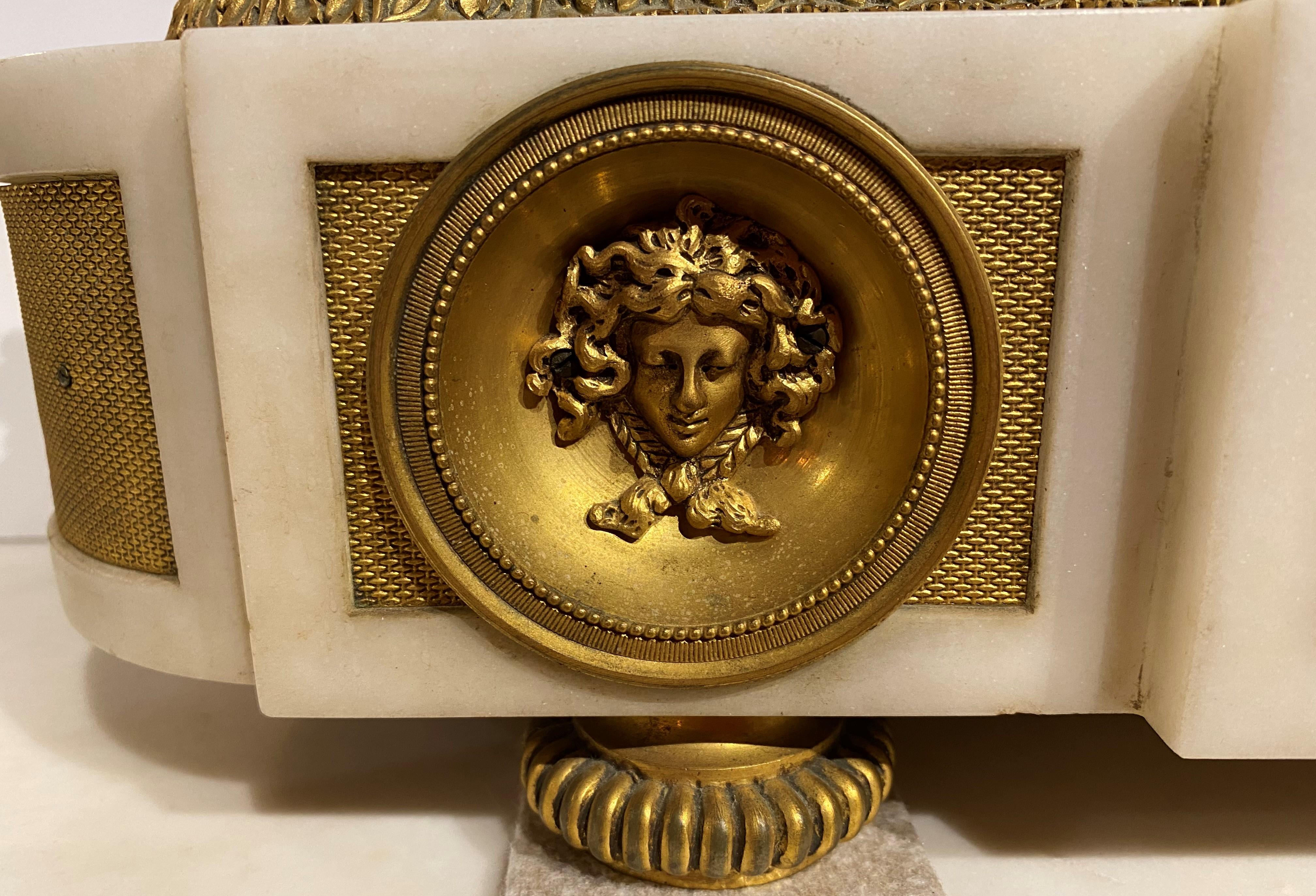 Außergewöhnliche französische Tiffany & Co-Kaminuhr aus vergoldeter Bronze mit Marmorsockel im Angebot 7