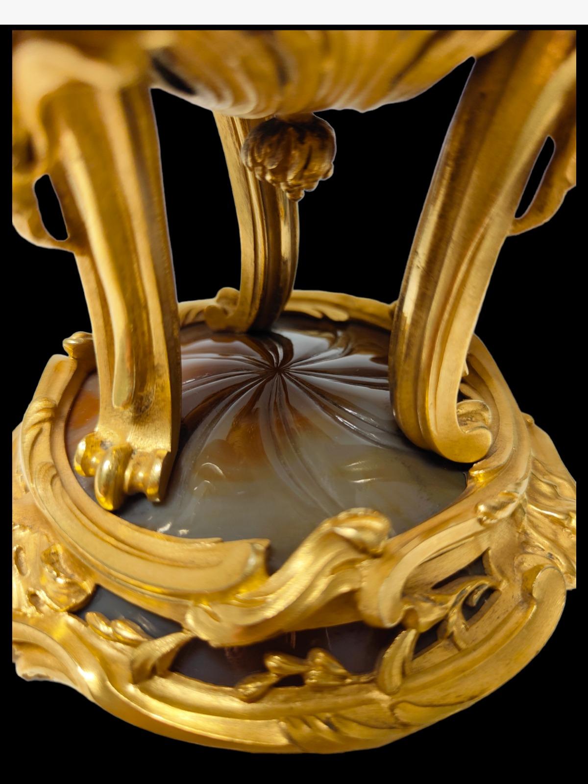 Außergewöhnliche französische Vase aus vergoldeter Bronze und Achat, 19. Jahrhundert (Barock) im Angebot