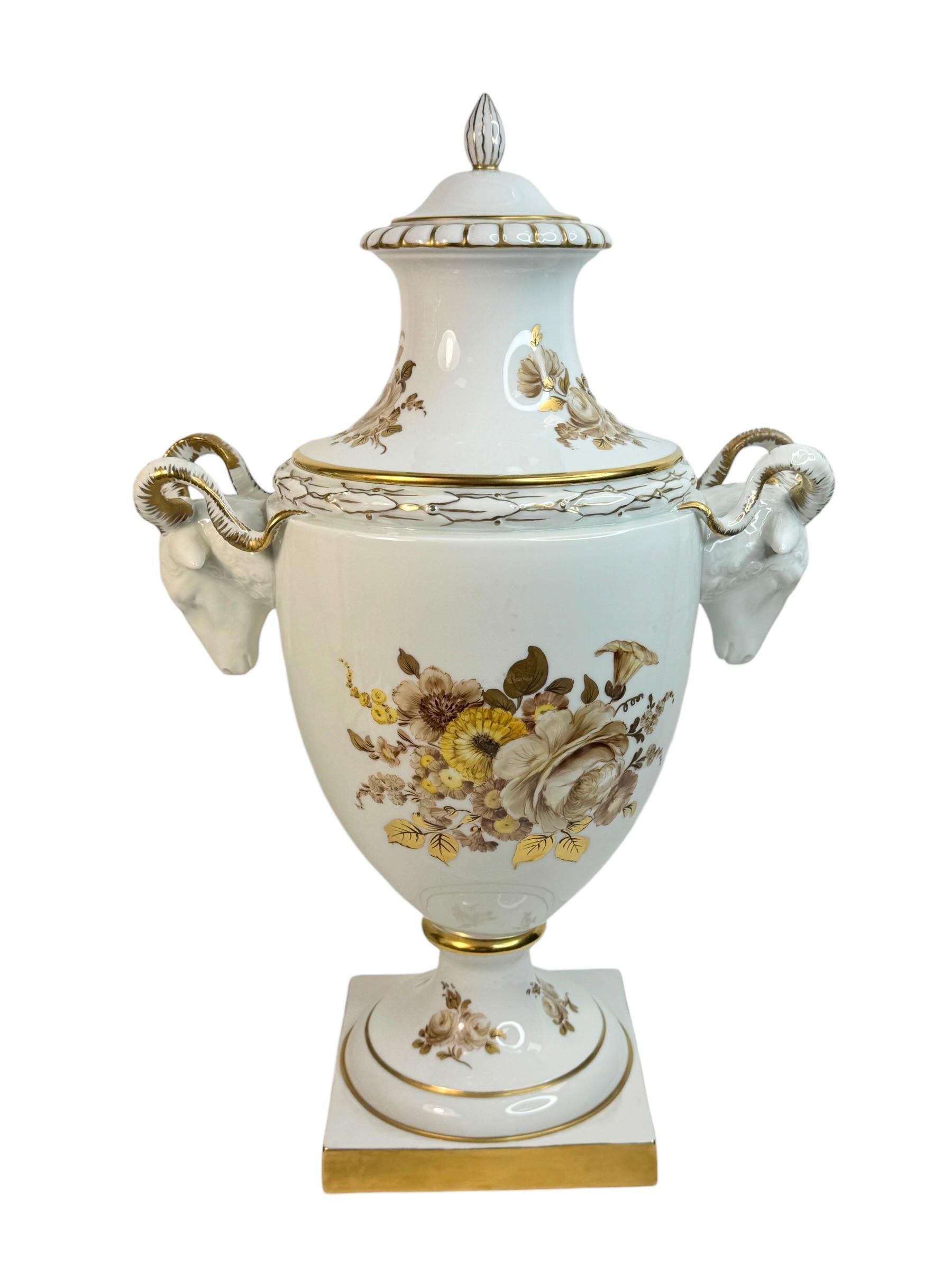 Außergewöhnliche Furstenberg-Vase mit Deckel und Blumenstrauß, Vintage, Deutschland (Louis XV.) im Angebot