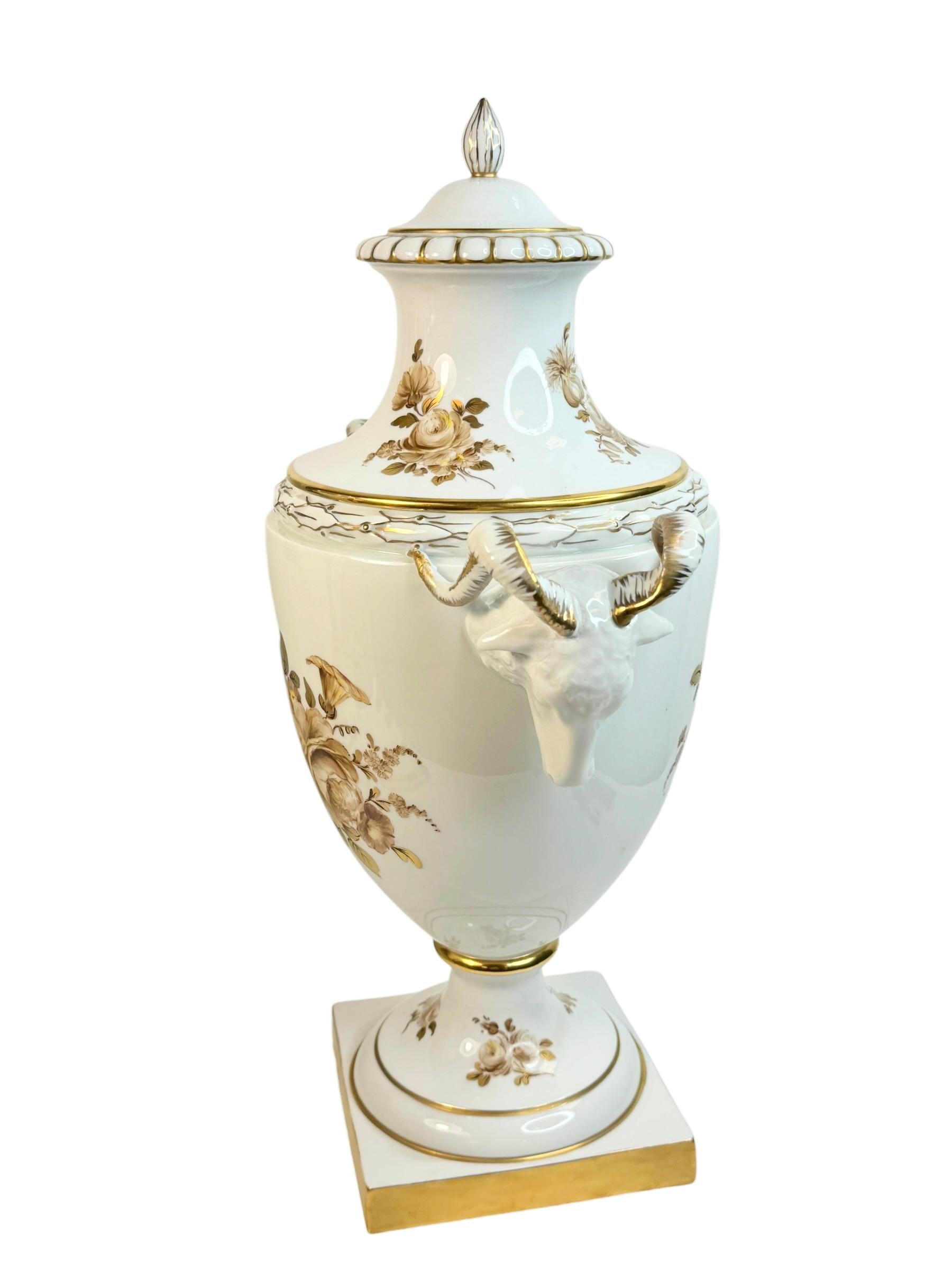Außergewöhnliche Furstenberg-Vase mit Deckel und Blumenstrauß, Vintage, Deutschland im Zustand „Gut“ im Angebot in Nuernberg, DE