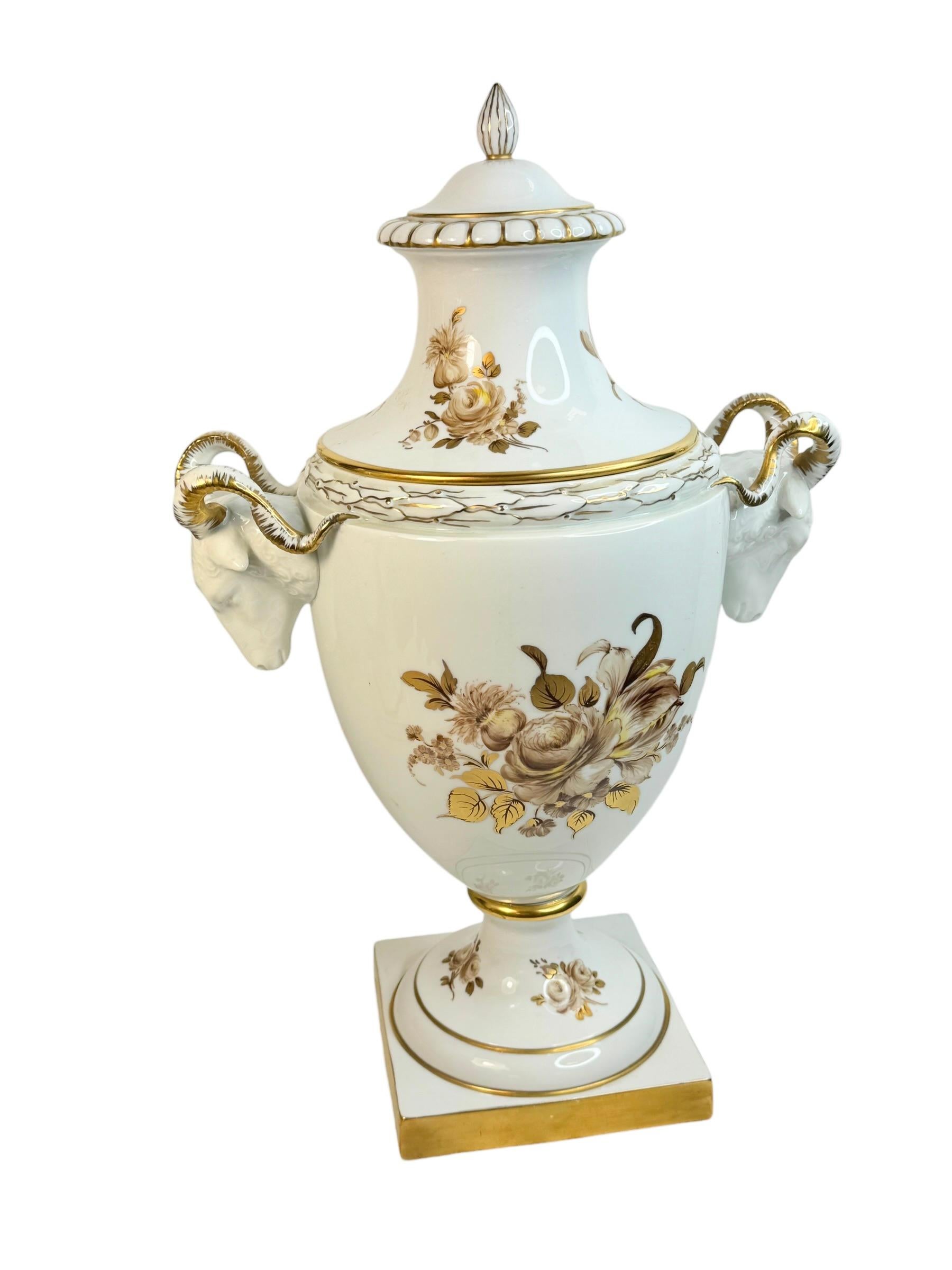 Außergewöhnliche Furstenberg-Vase mit Deckel und Blumenstrauß, Vintage, Deutschland (Mitte des 20. Jahrhunderts) im Angebot