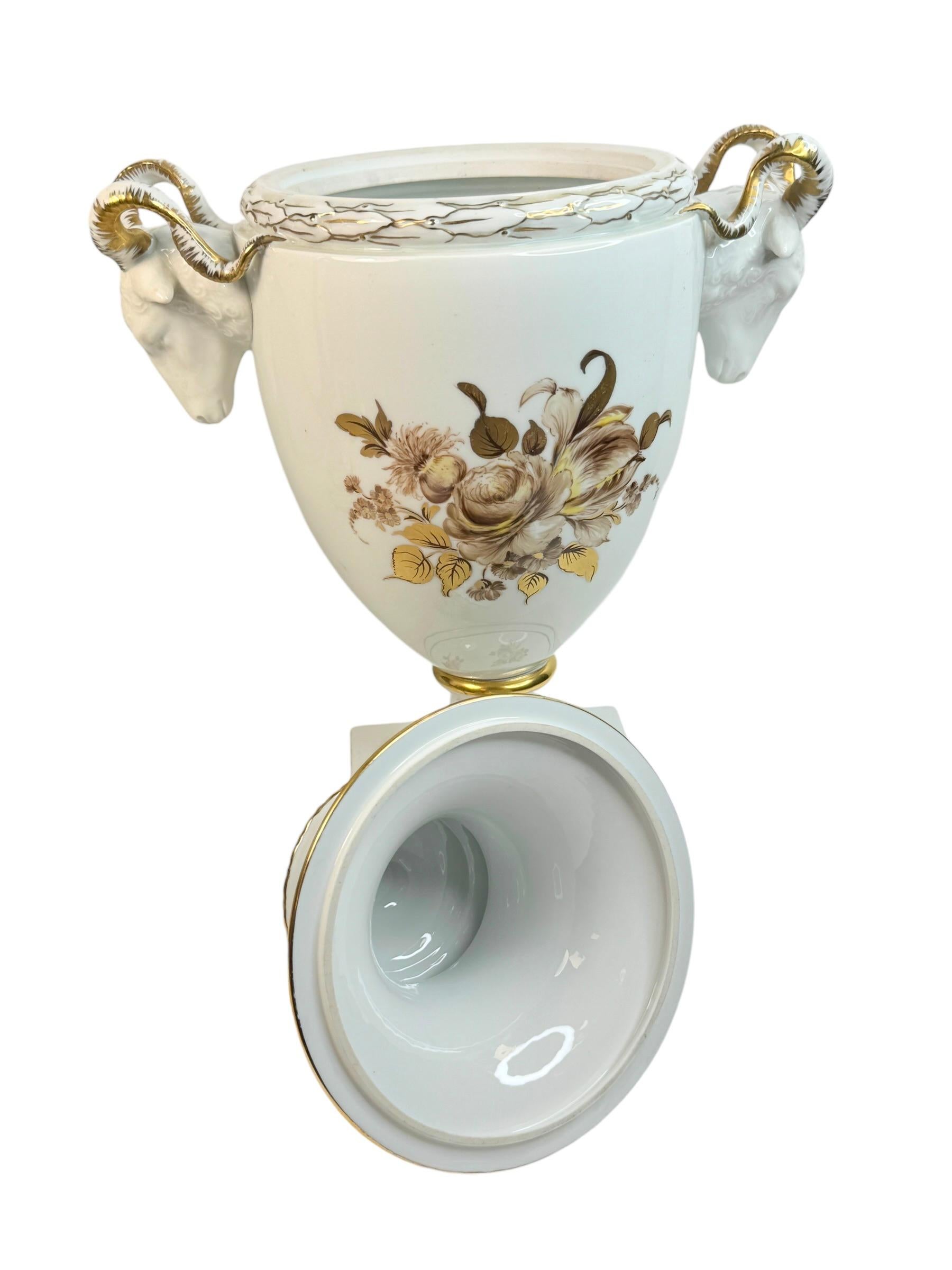 Außergewöhnliche Furstenberg-Vase mit Deckel und Blumenstrauß, Vintage, Deutschland (Porzellan) im Angebot