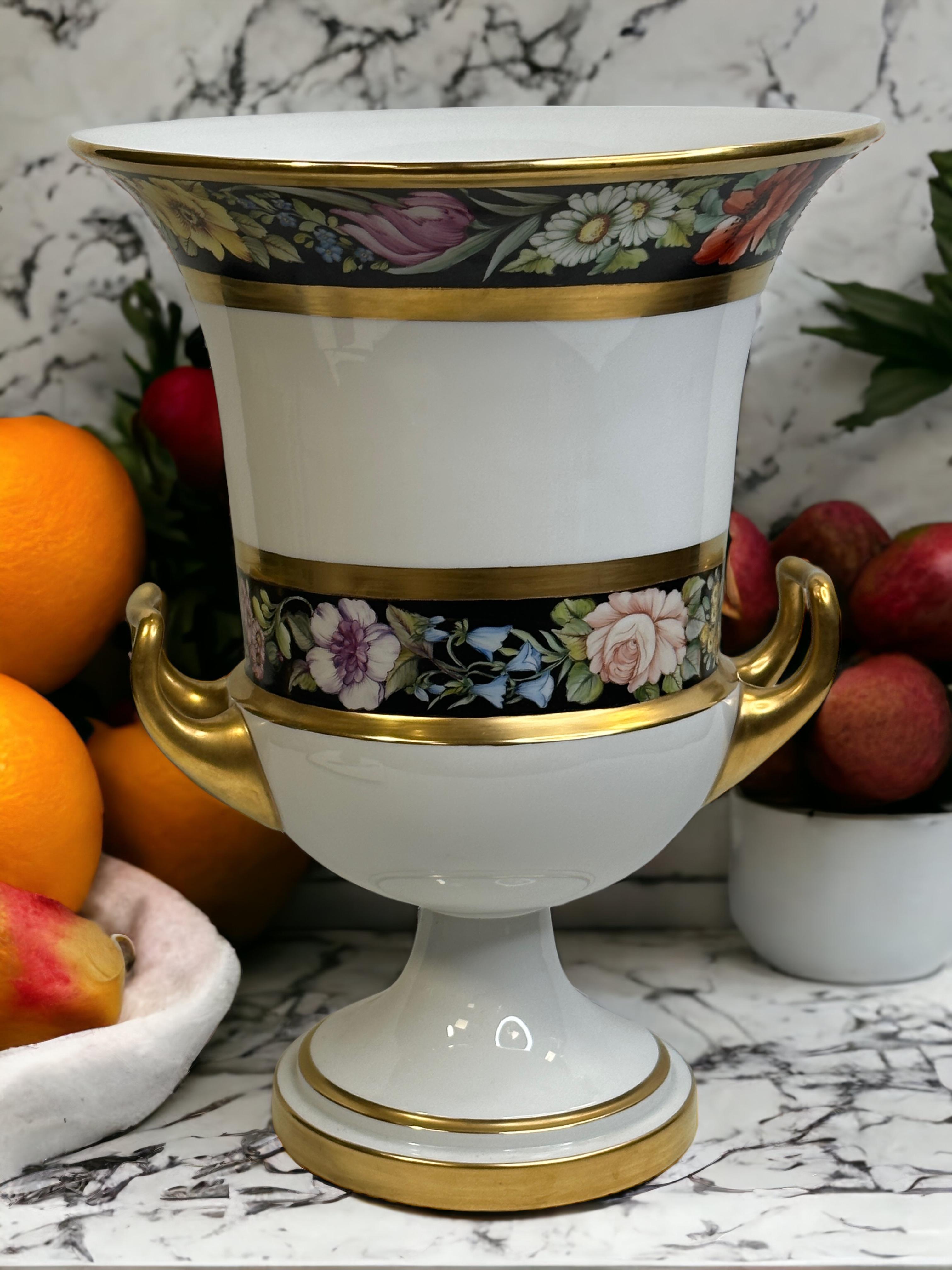 Außergewöhnliches Fürstenberg Pedestal Medici form Twin Handled Urn Vase Unique Sample (Louis XV.) im Angebot