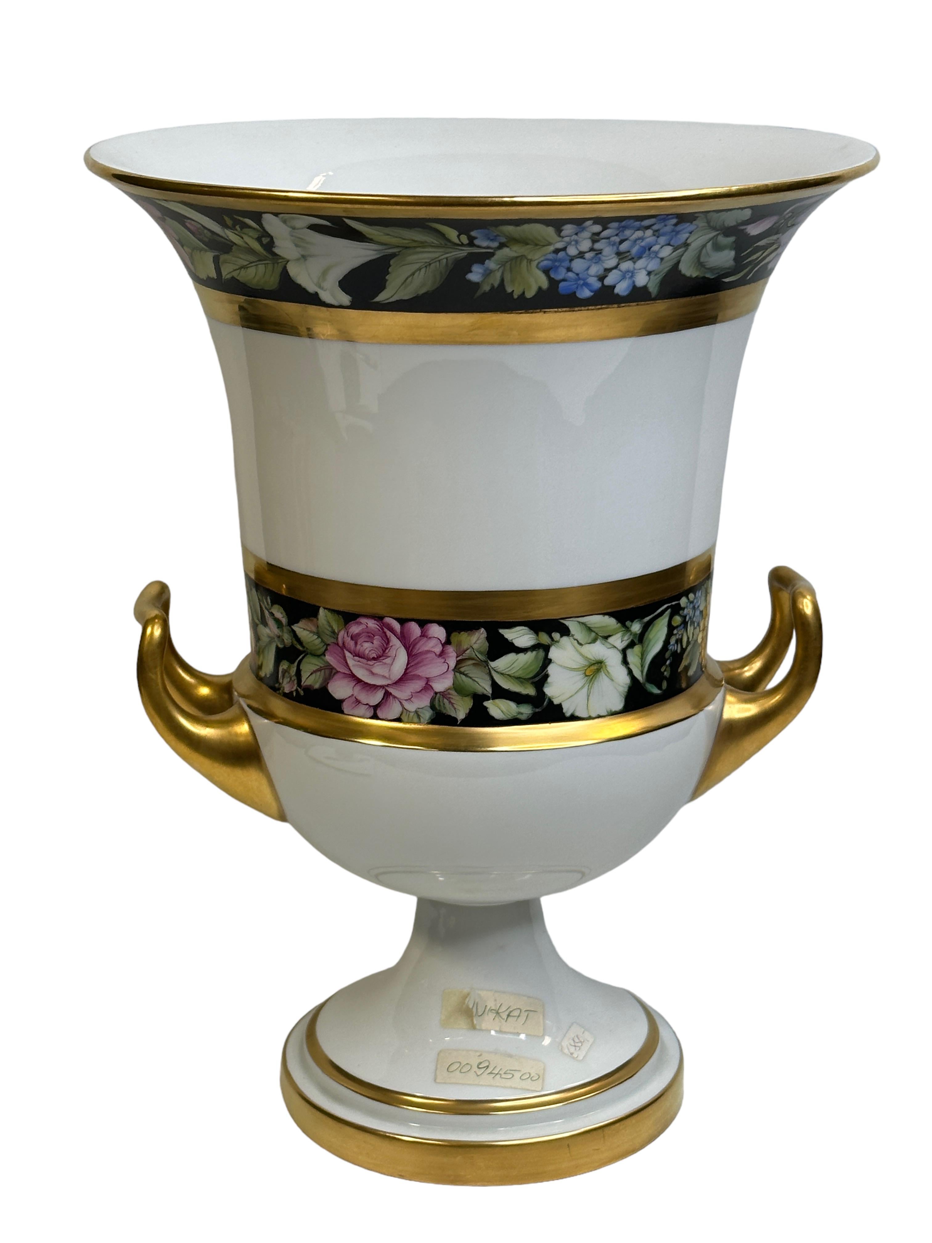 Exceptional Fürstenberg Pedestal Medici form Twin Handled Urn Vase Unique Sample In Good Condition For Sale In Nuernberg, DE