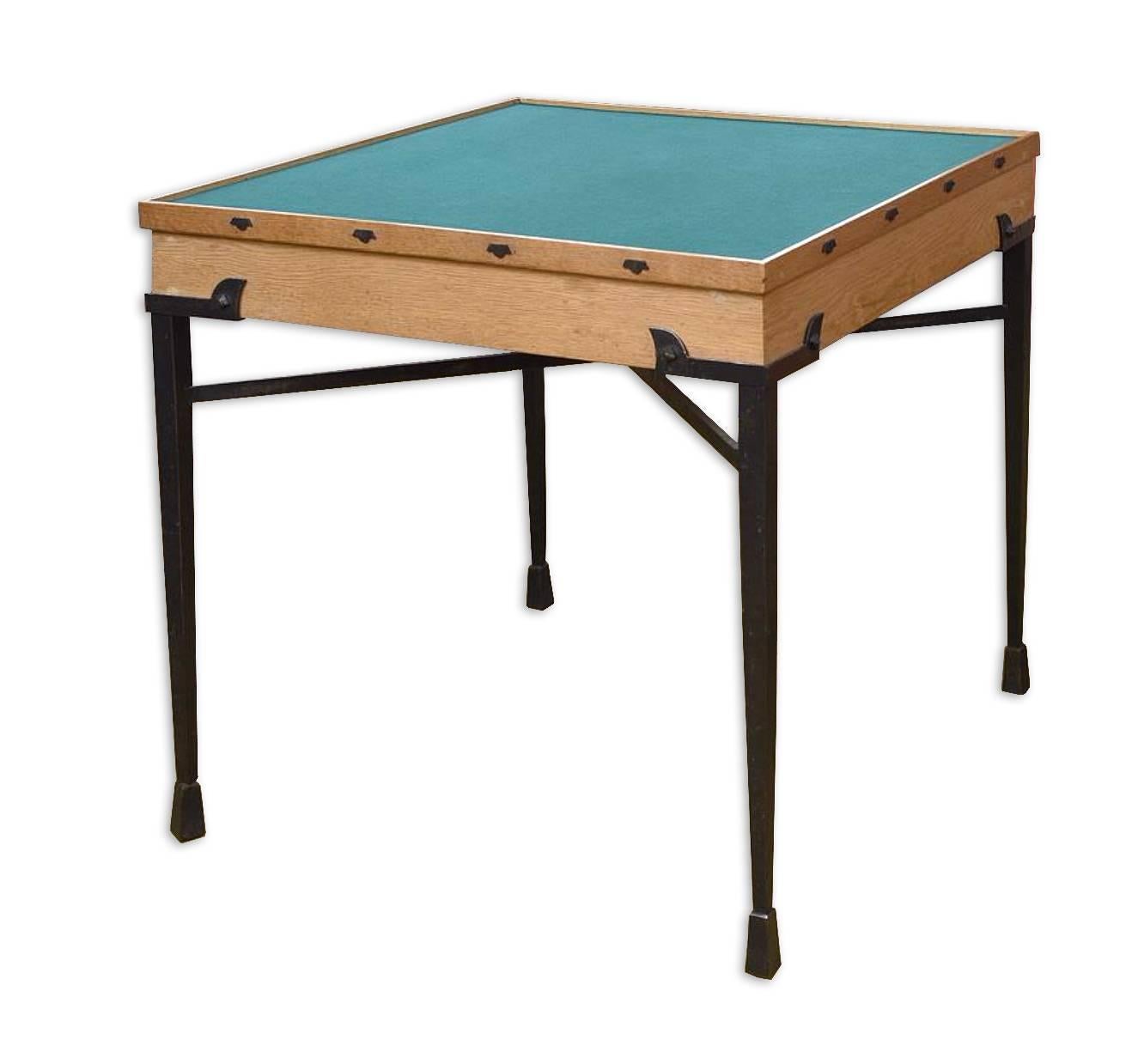 Außergewöhnliches Set von Etienne Kohlmann mit einem Spieltisch und drei Sesseln.
Schwarz lackiertes Eisen und Leder für die Stühle und schwarz lackiertes Eisen, Eiche und grüner Samt für den Spieltisch.
Maße: Spieltisch: 29