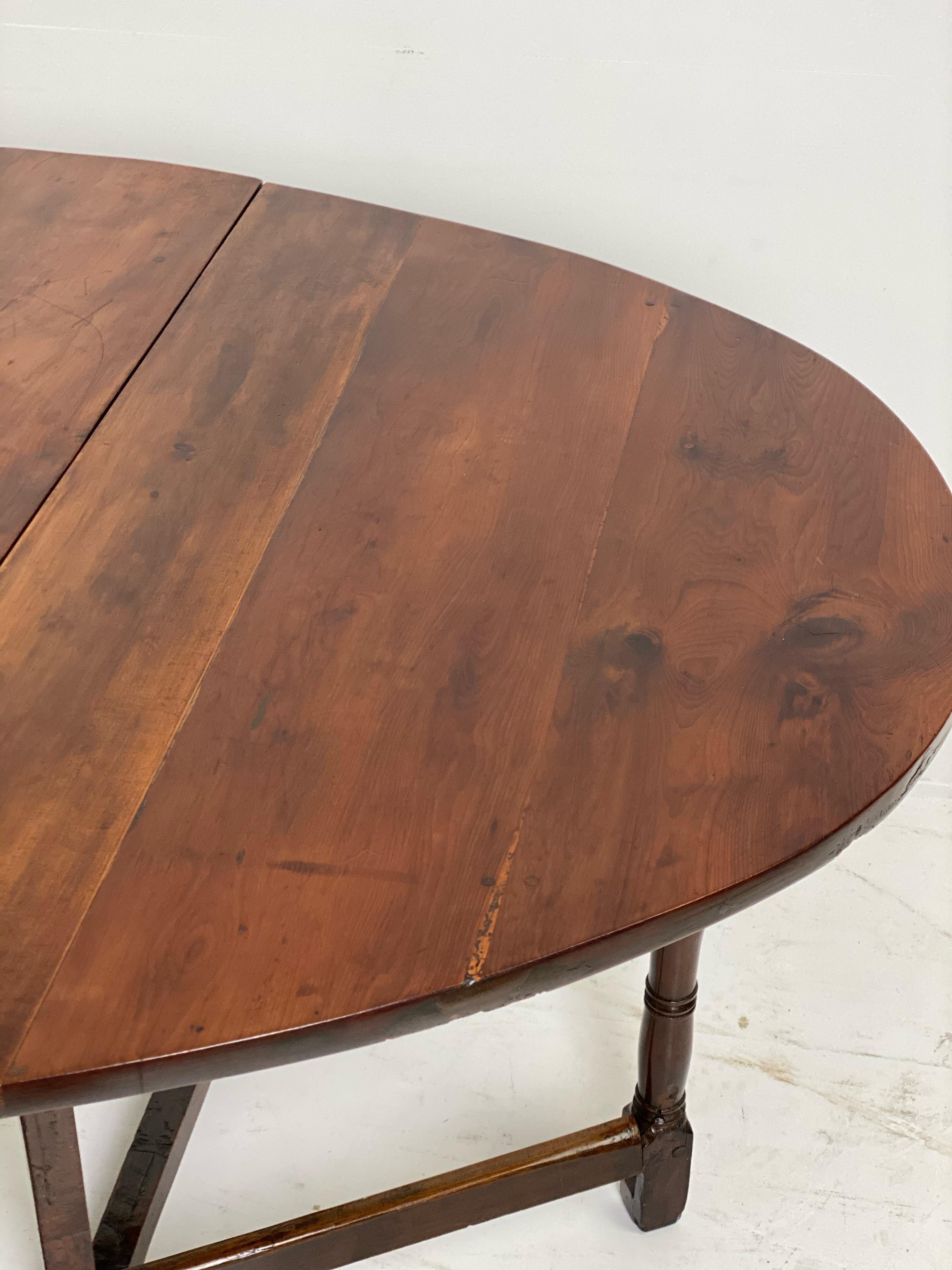 British Exceptional English Antique Gatelag Table in Yew Wood, 18 th Century For Sale