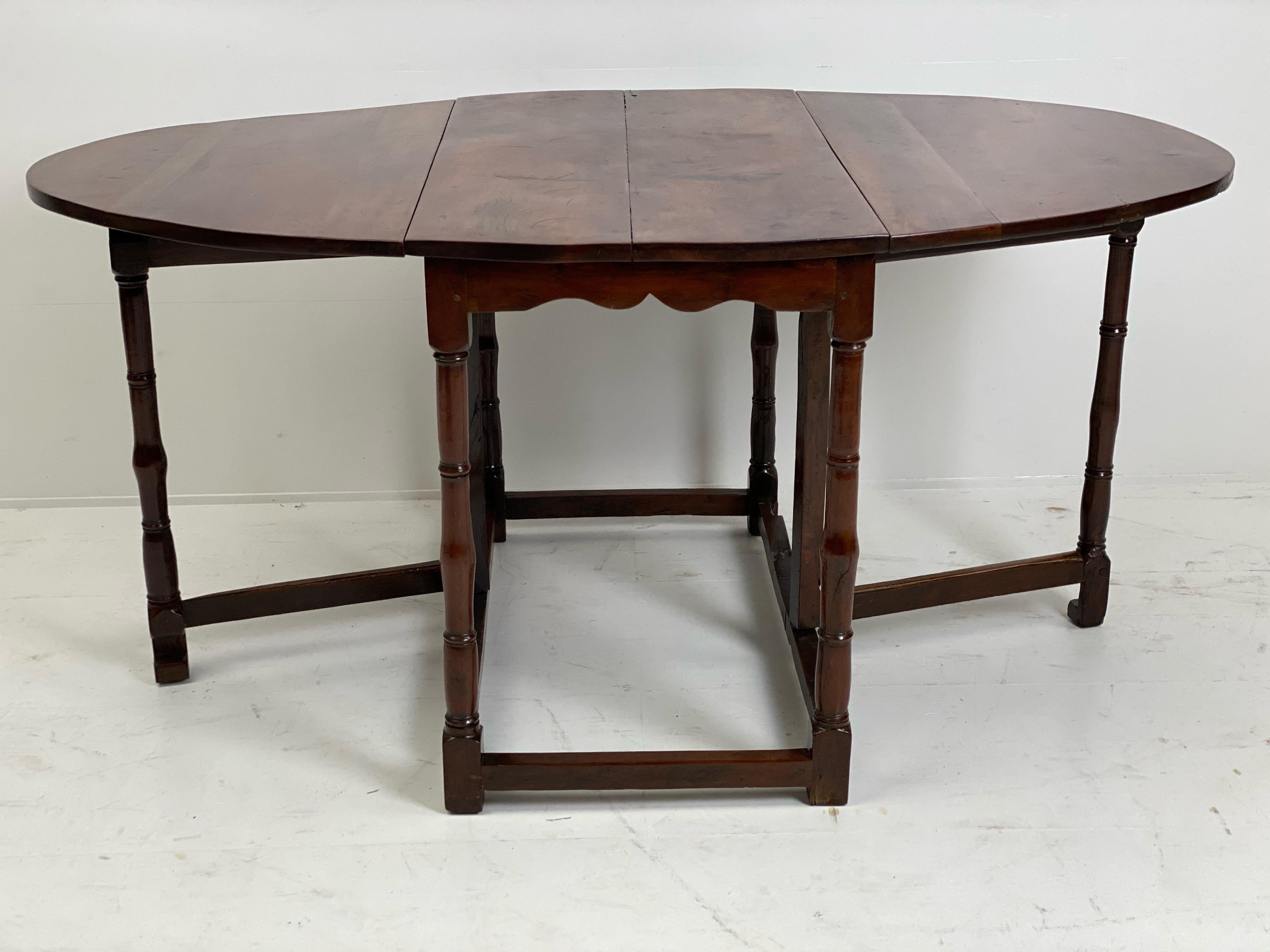 Exceptional English Antique Gatelag Table in Yew Wood, 18 th Century For Sale 1