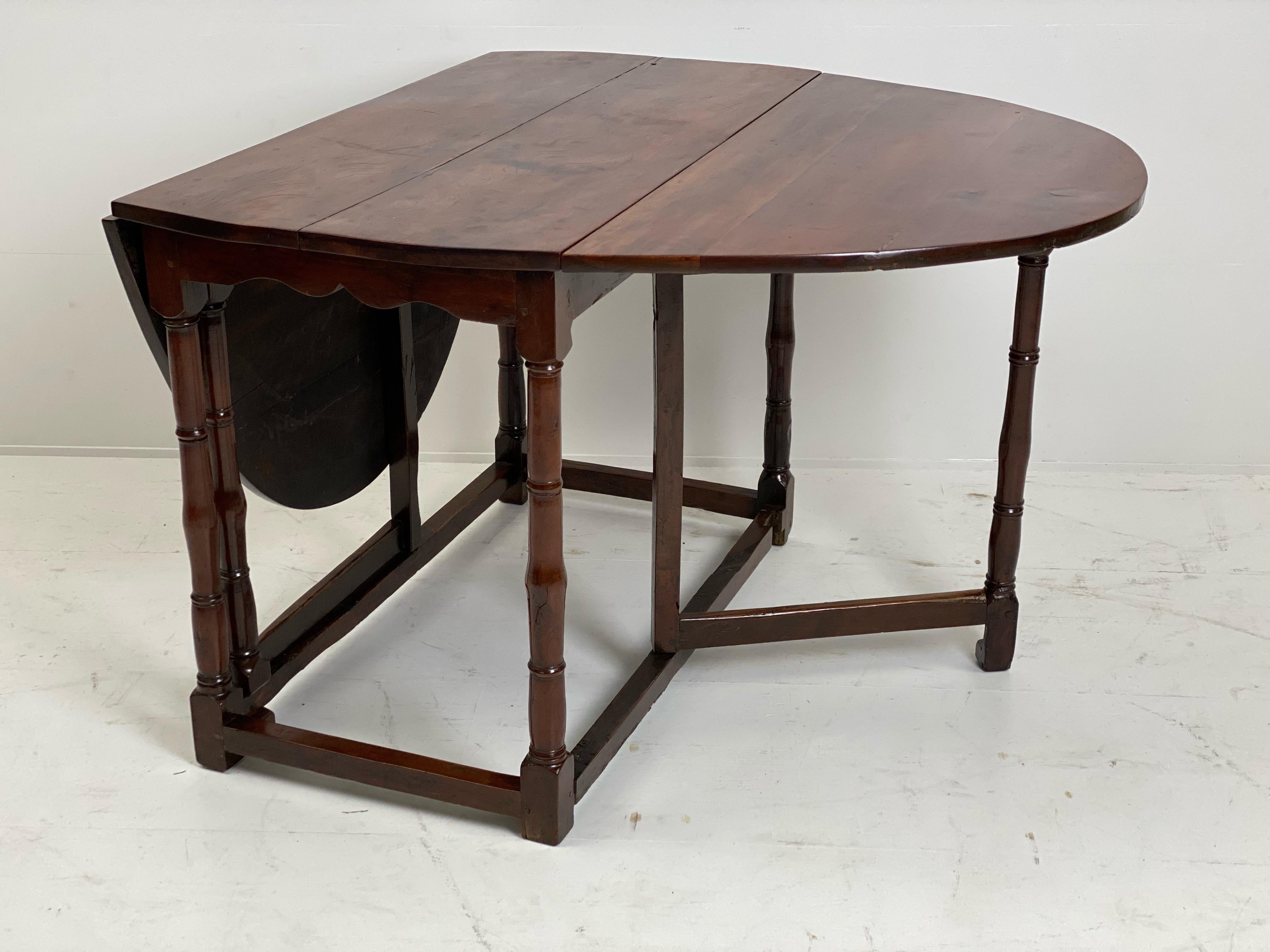 Exceptional English Antique Gatelag Table in Yew Wood, 18 th Century For Sale 2