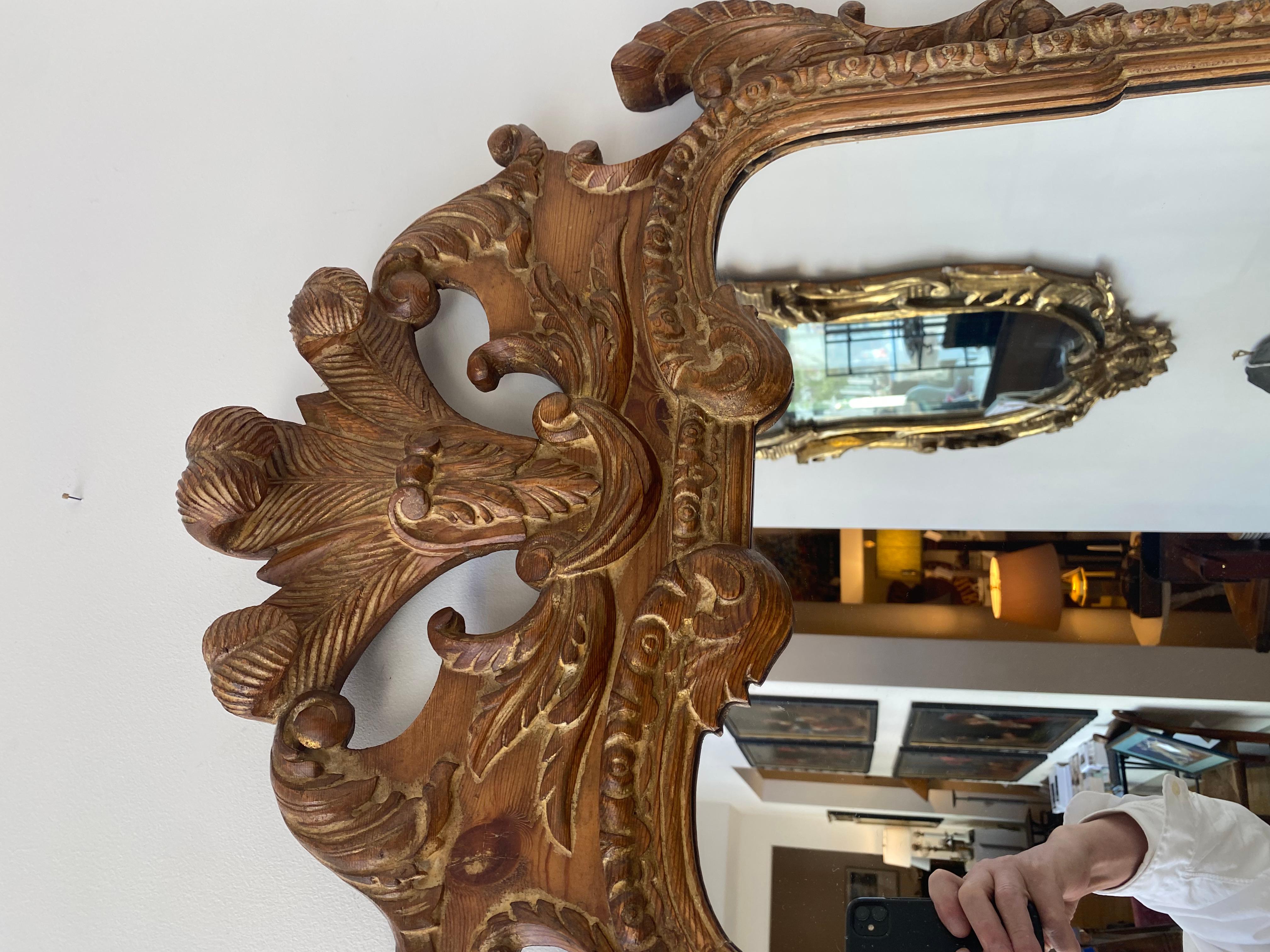 Miroir en pin sculpté de style Géo II avec crête de plume et finition cérusée de style Régence hollywoodienne.  Grande échelle et patine.