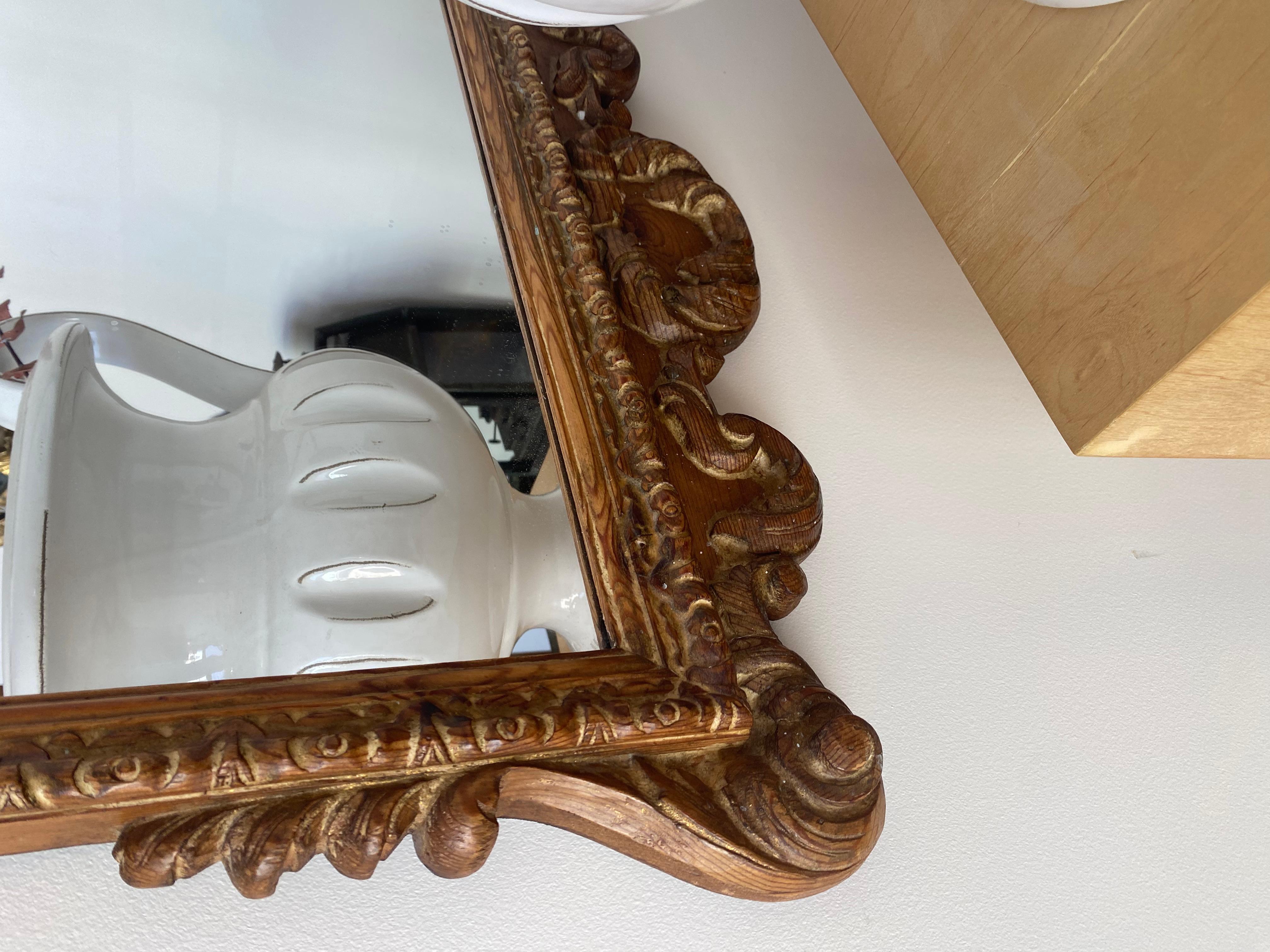Hollywood Regency Exceptionnel miroir en pin sculpté de style Geo II avec crête prune. Très Billy Hanes en vente
