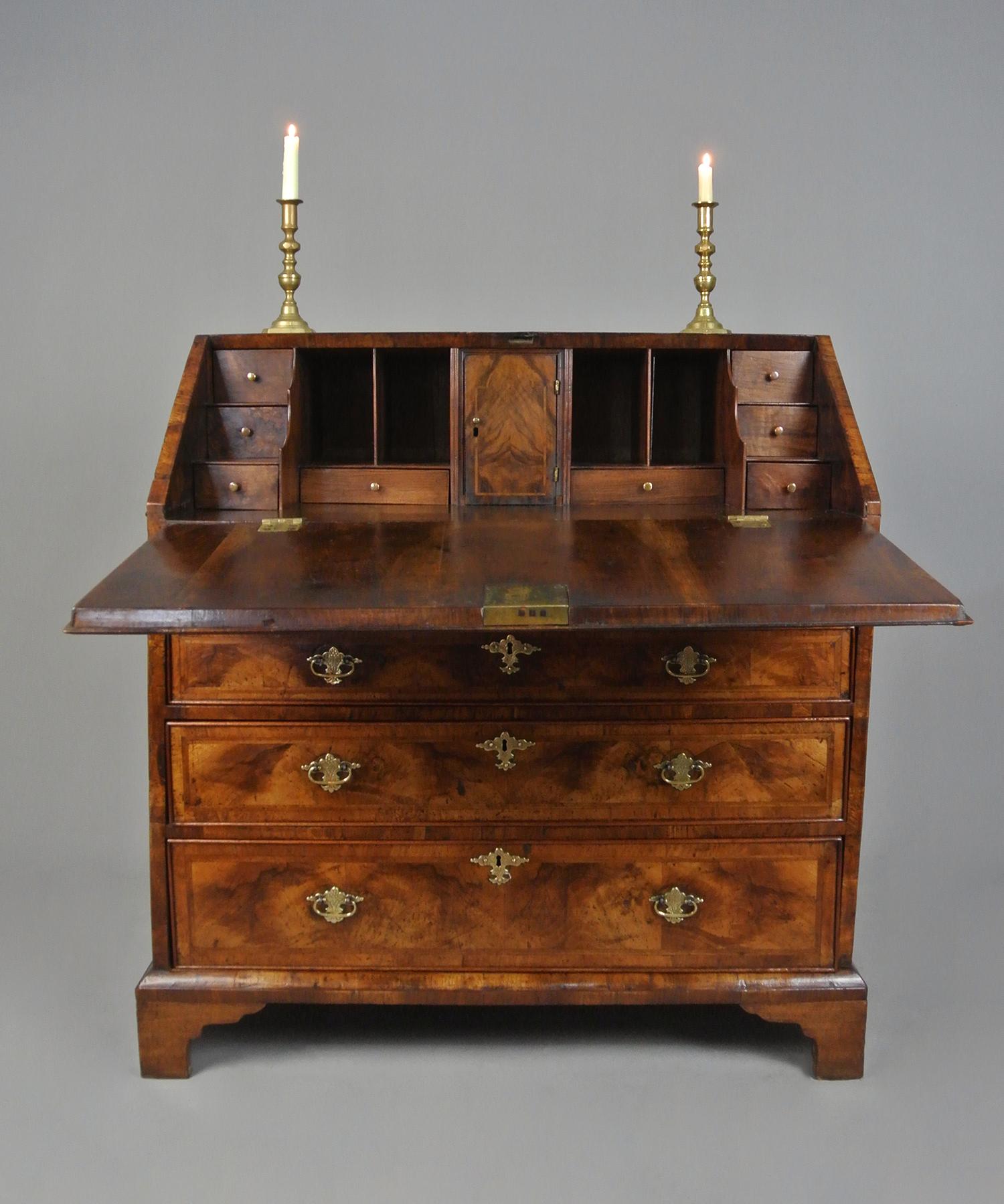 Exceptional George II Yew Wood and Walnut Bureau c. 1750 In Good Condition For Sale In Heathfield, GB