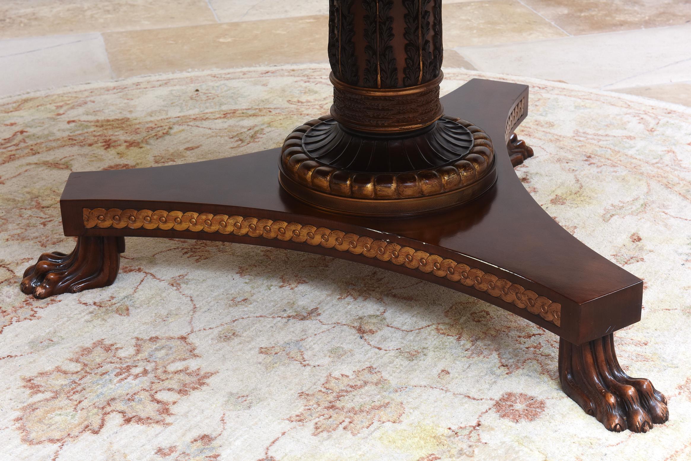 
Esta exquisita mesa de desayuno o de entrada de caoba de la época de Jorge IV, que data de la década de 1820, muestra un magnífico trabajo artesanal y una elegancia atemporal. La mesa presenta un fuste central audazmente torneado e intrincadamente