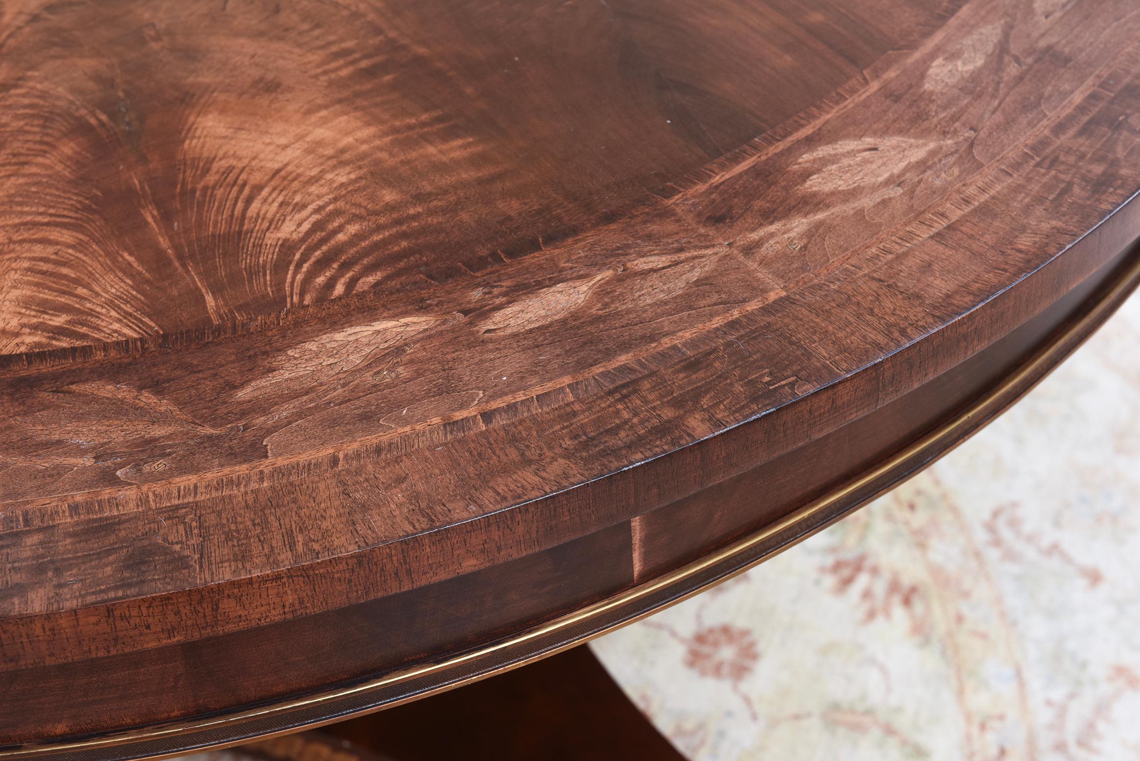 Excepcional mesa de desayuno o de entrada de caoba dorada de la época de Jorge IV Británico en venta