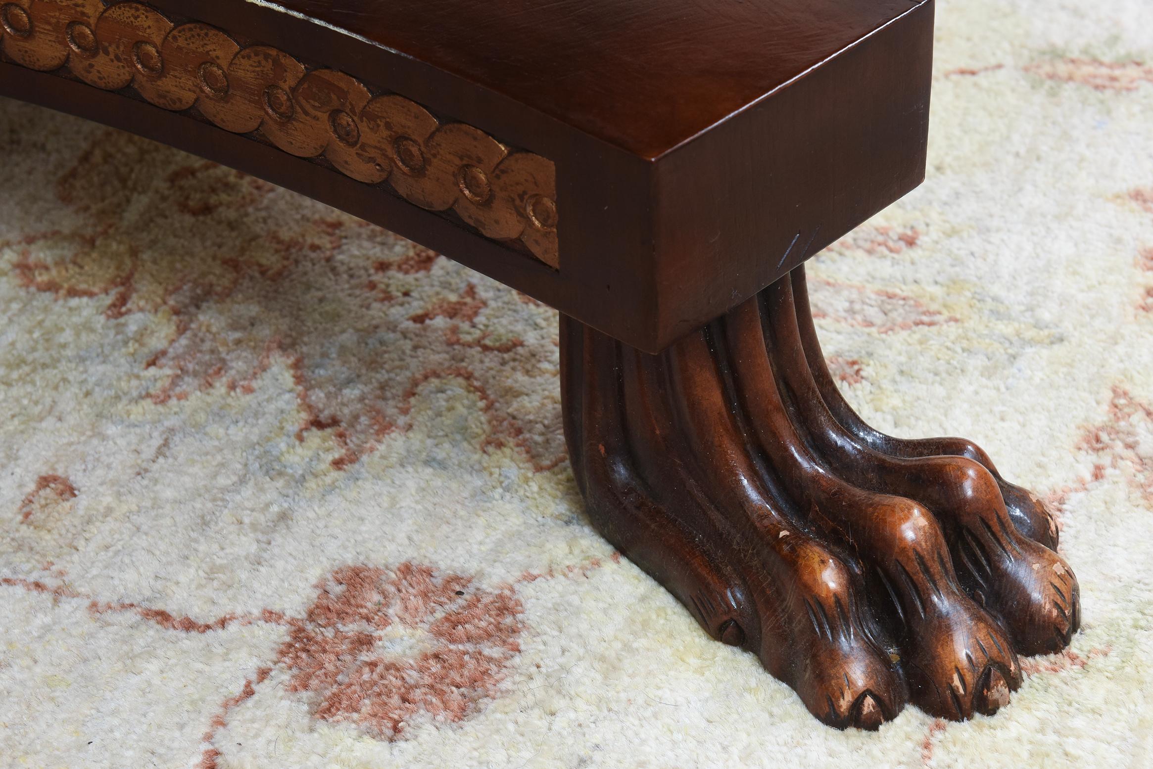Excepcional mesa de desayuno o de entrada de caoba dorada de la época de Jorge IV en Bueno estado para la venta en North Miami, FL