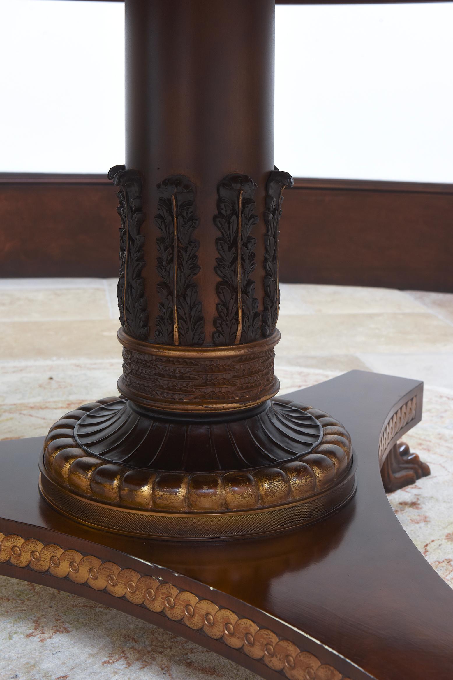 Excepcional mesa de desayuno o de entrada de caoba dorada de la época de Jorge IV principios del siglo XIX en venta