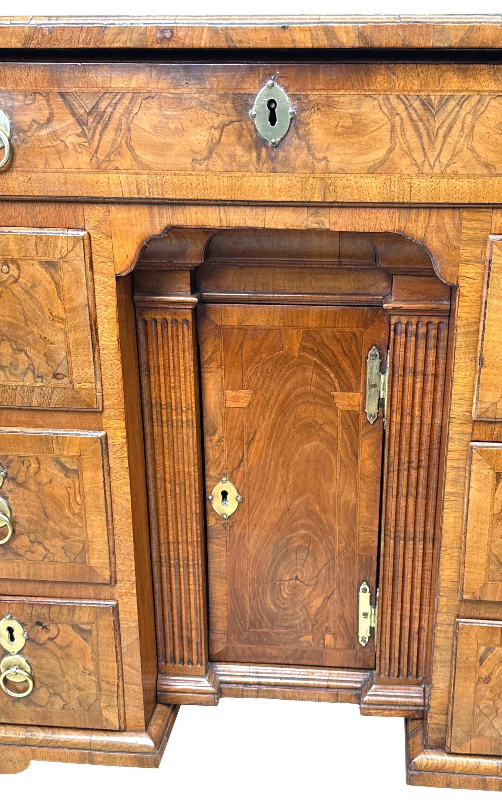 Exceptional Georgian 18th Century Walnut Kneehole Desk For Sale 5