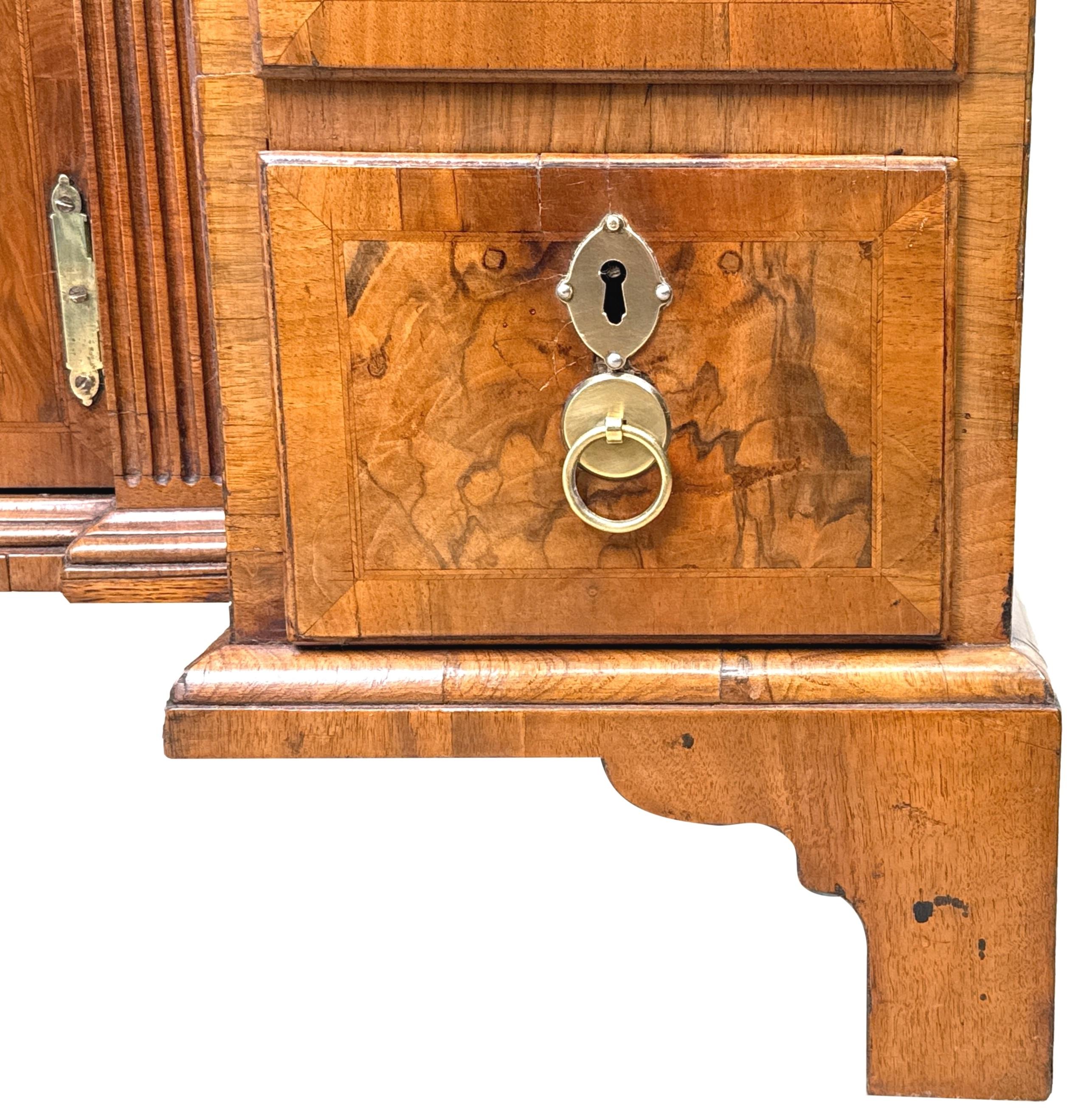 Exceptional Georgian 18th Century Walnut Kneehole Desk For Sale 6