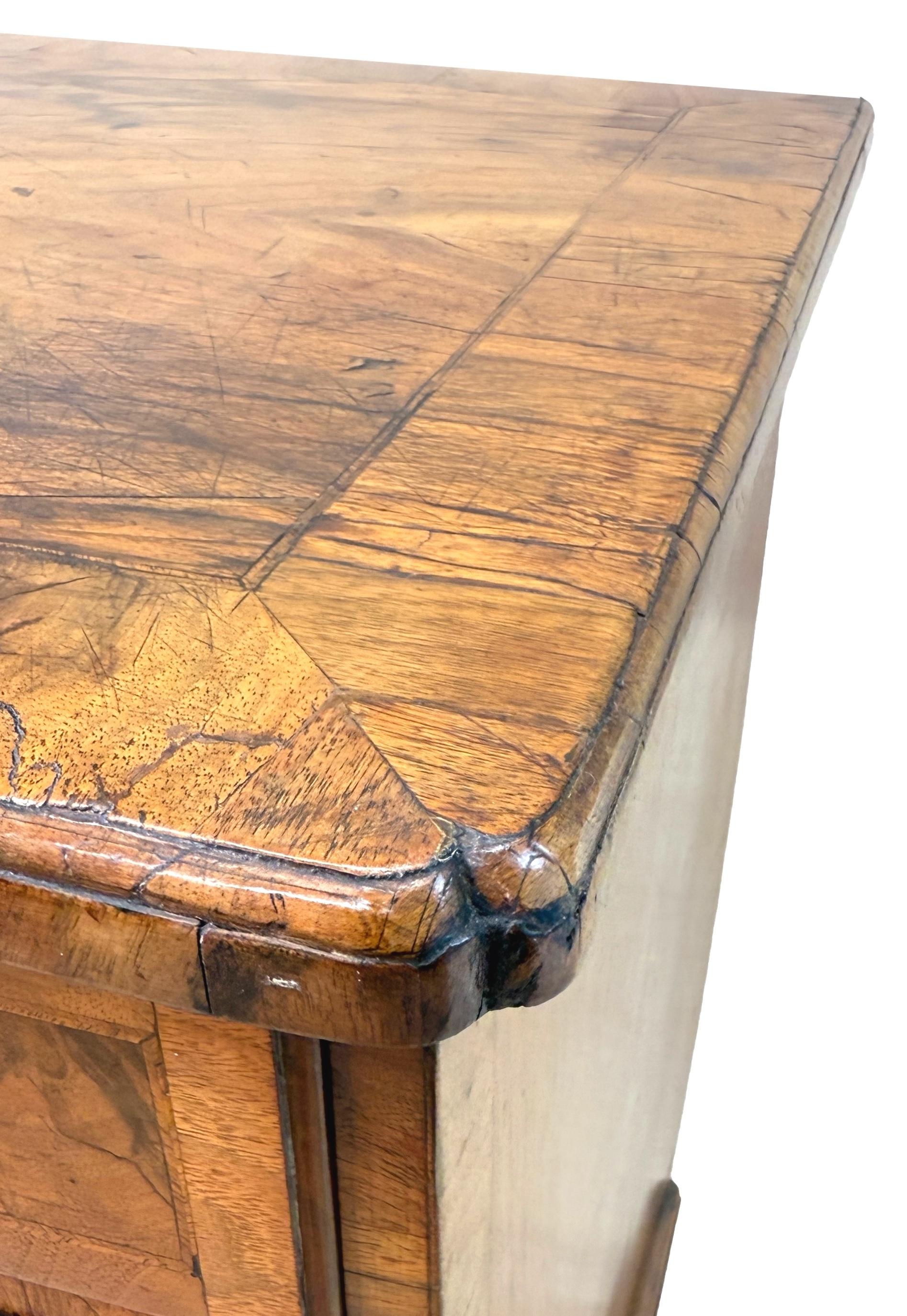 Exceptional Georgian 18th Century Walnut Kneehole Desk For Sale 7