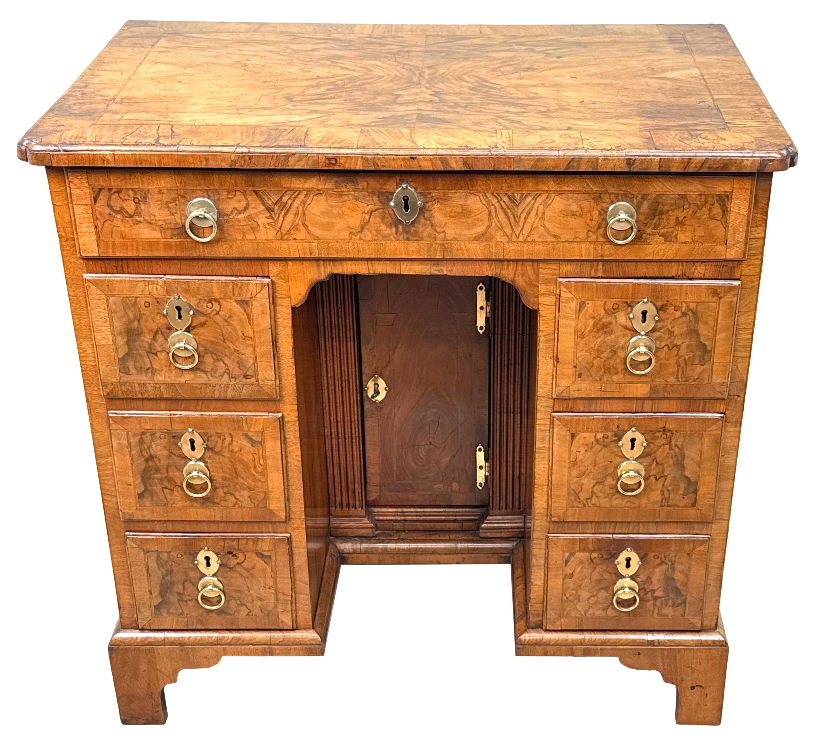 Exceptional Georgian 18th Century Walnut Kneehole Desk For Sale 10