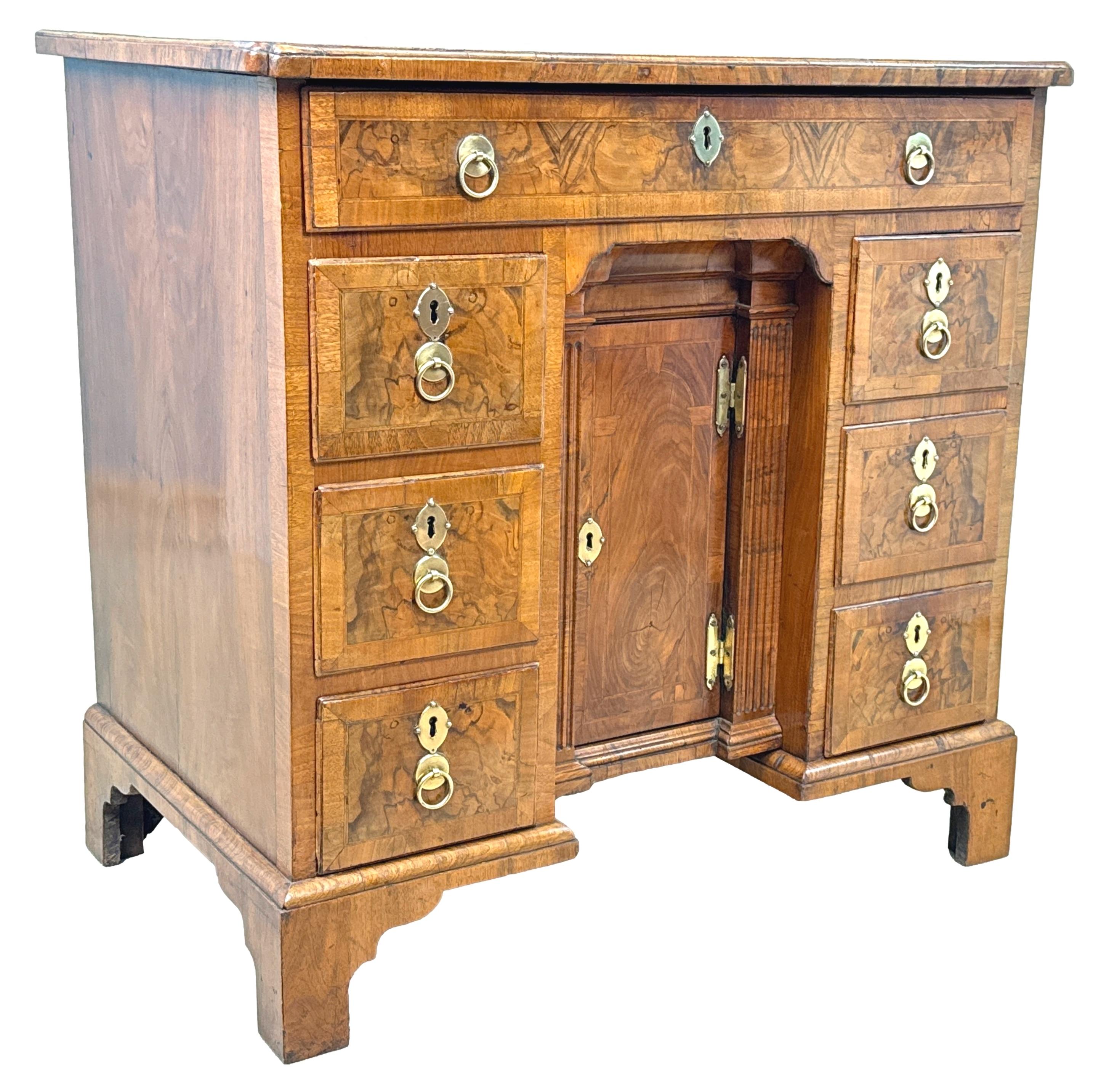 English Exceptional Georgian 18th Century Walnut Kneehole Desk For Sale