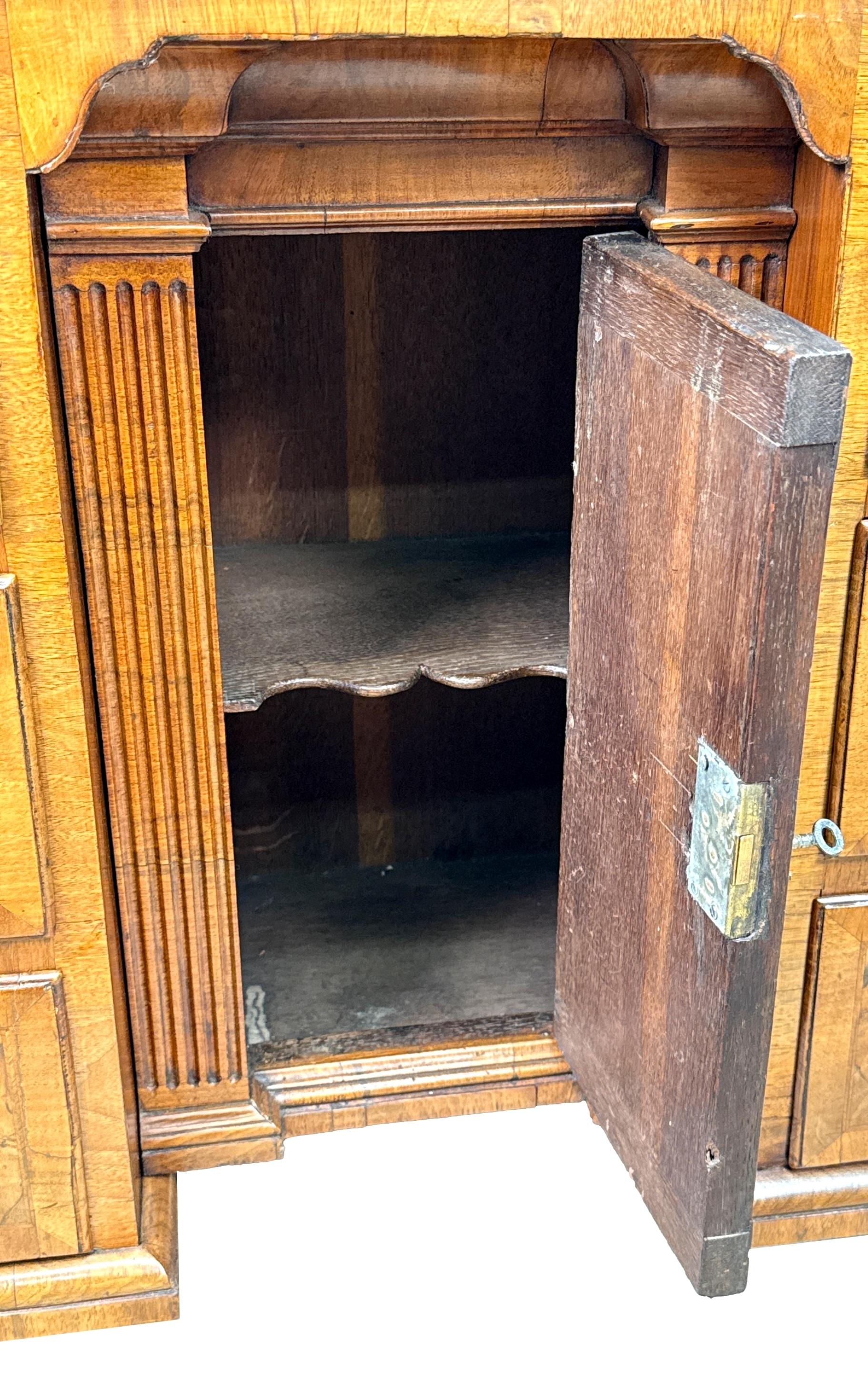 Exceptional Georgian 18th Century Walnut Kneehole Desk In Good Condition For Sale In Bedfordshire, GB