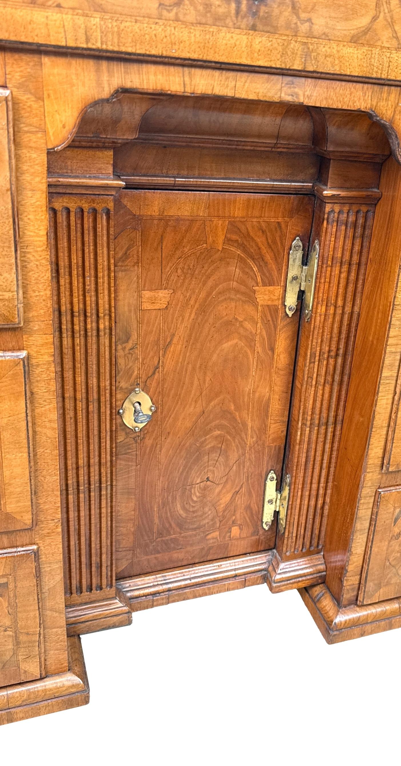Exceptional Georgian 18th Century Walnut Kneehole Desk For Sale 1