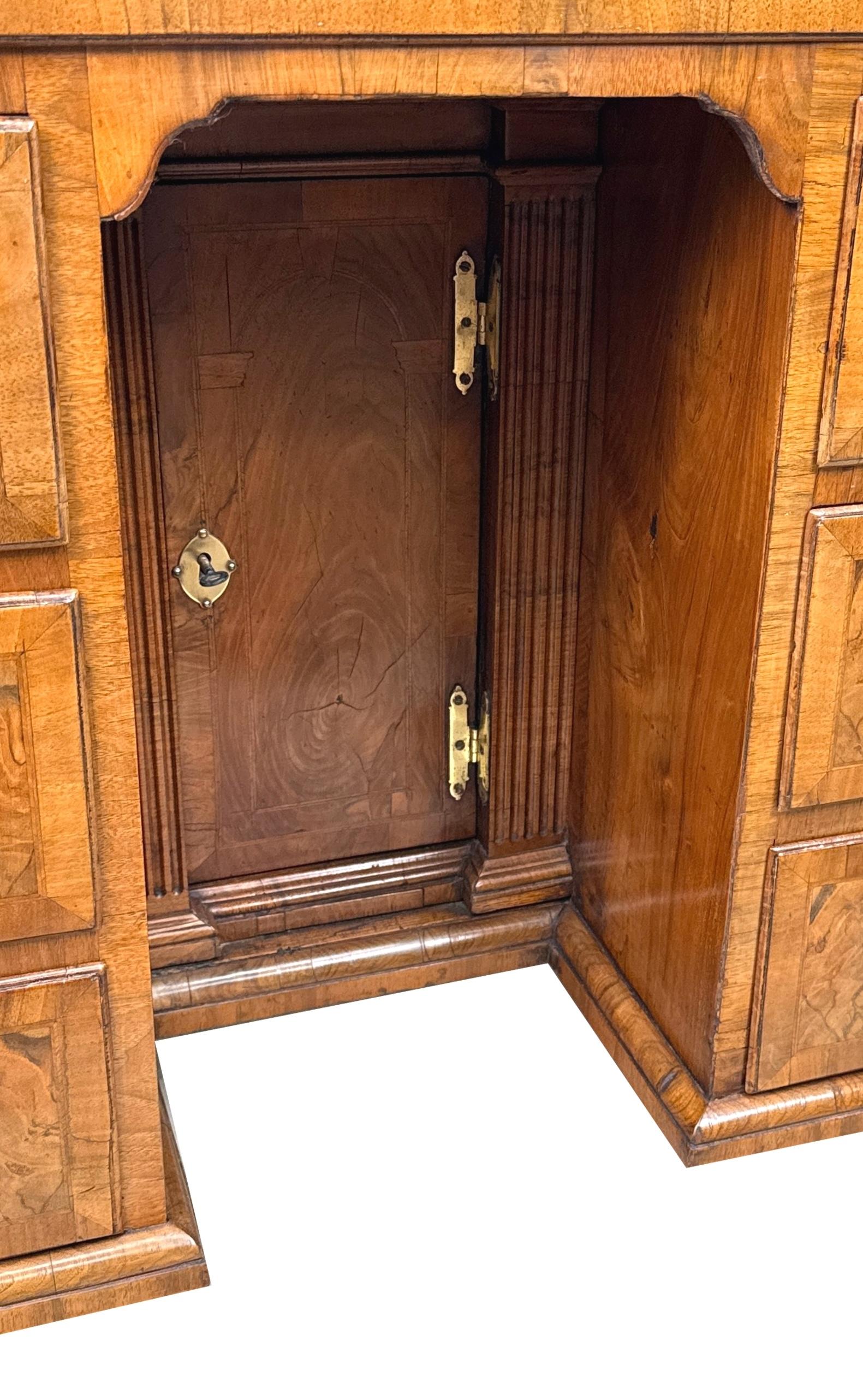 Exceptional Georgian 18th Century Walnut Kneehole Desk For Sale 2