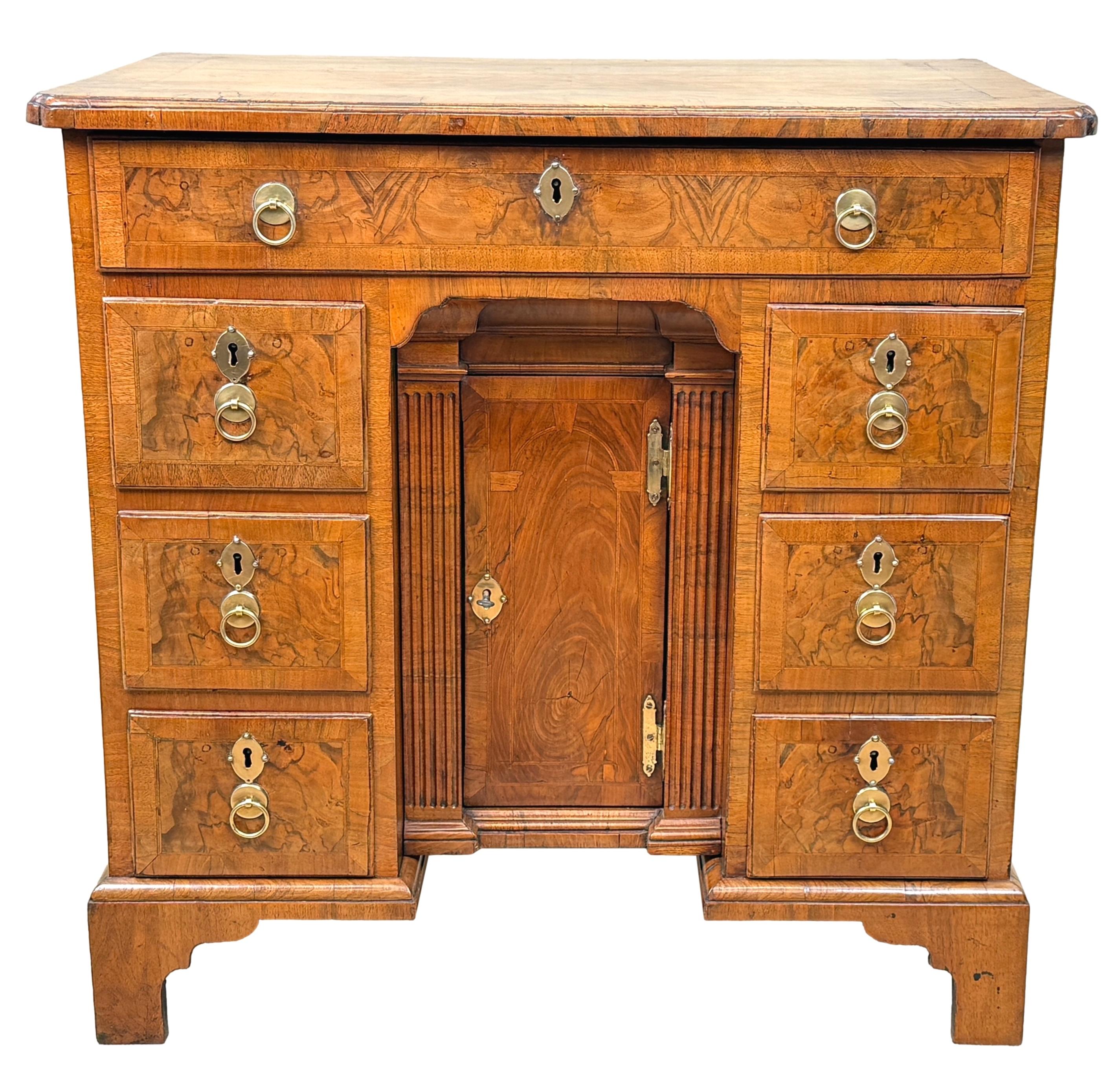 Exceptional Georgian 18th Century Walnut Kneehole Desk For Sale 4