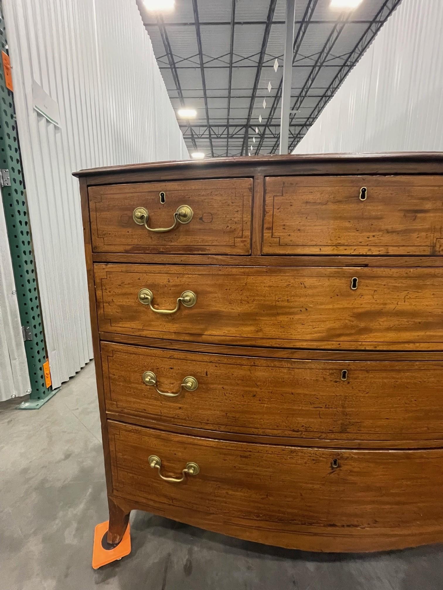 Exceptional Georgian Bow Front Chest of Drawers  In Good Condition For Sale In Flower Mound, TX