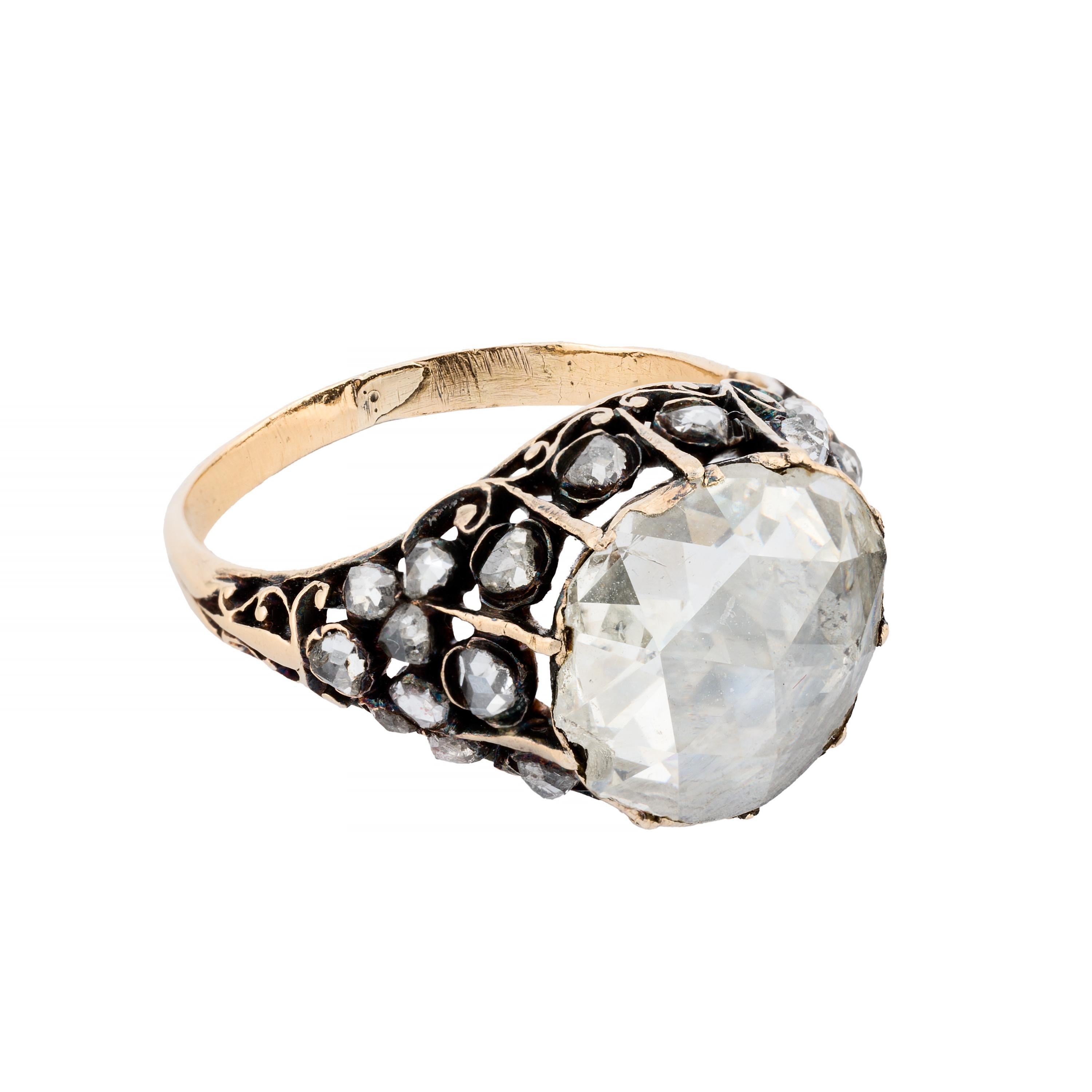 Aston Estate Jewelry stellt vor:

Ein exquisiter Diamantring aus der georgianischen Periode mit einem Rosenschliff-Diamanten von ca. 4,10 Karat, Farbe H und Reinheit SI1. Der Diamant in der Mitte misst etwa 11,3 mm im Durchmesser, was ihm den