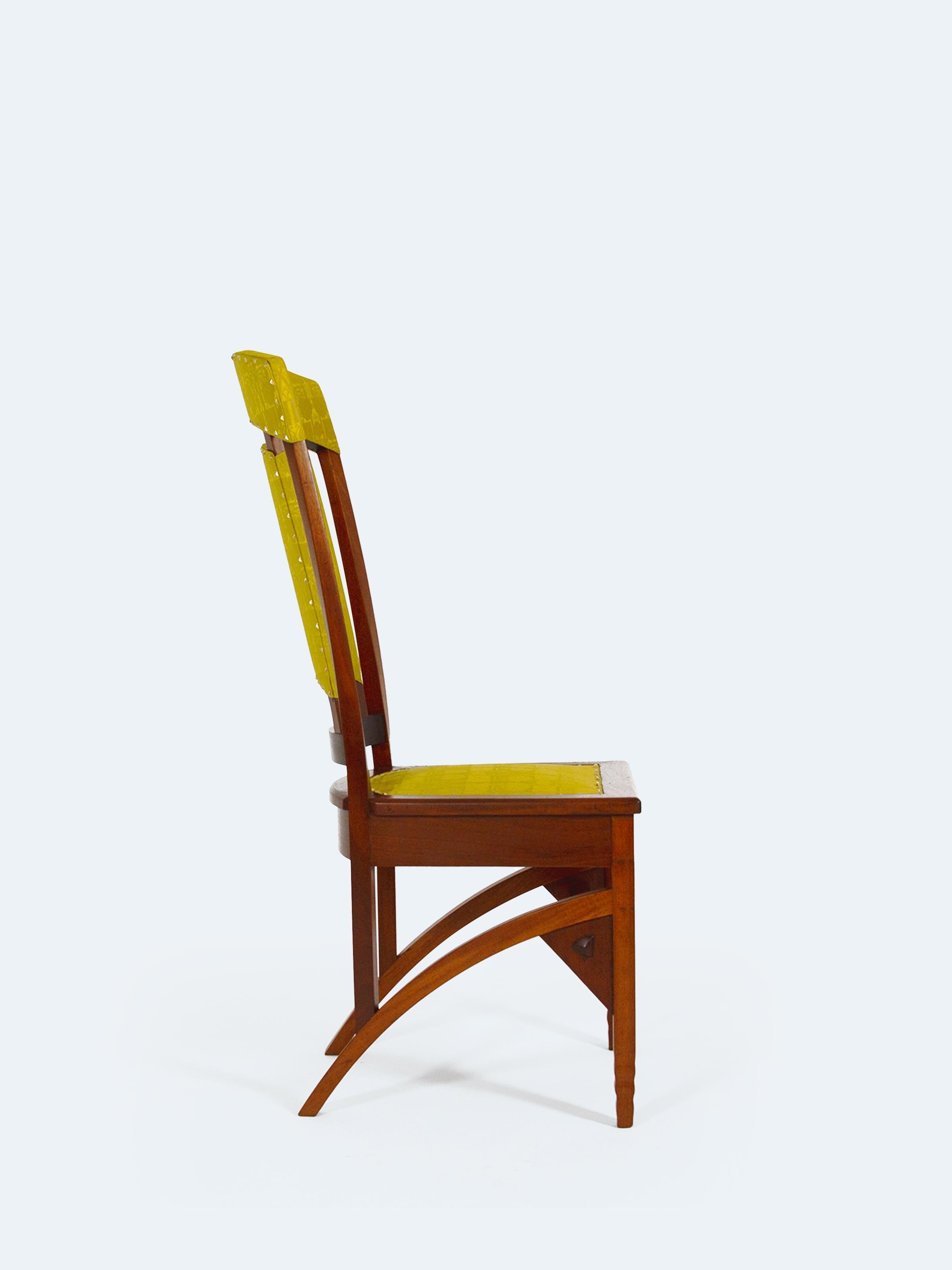 Questa eccezionale sedia Jugendstil attribuita a Ludwig Paffendorf è un capolavoro di artigianato e autenticità storica. Realizzato in mogano massiccio con una finitura laccata trasparente, vanta una tappezzeria meticolosamente restaurata che rimane