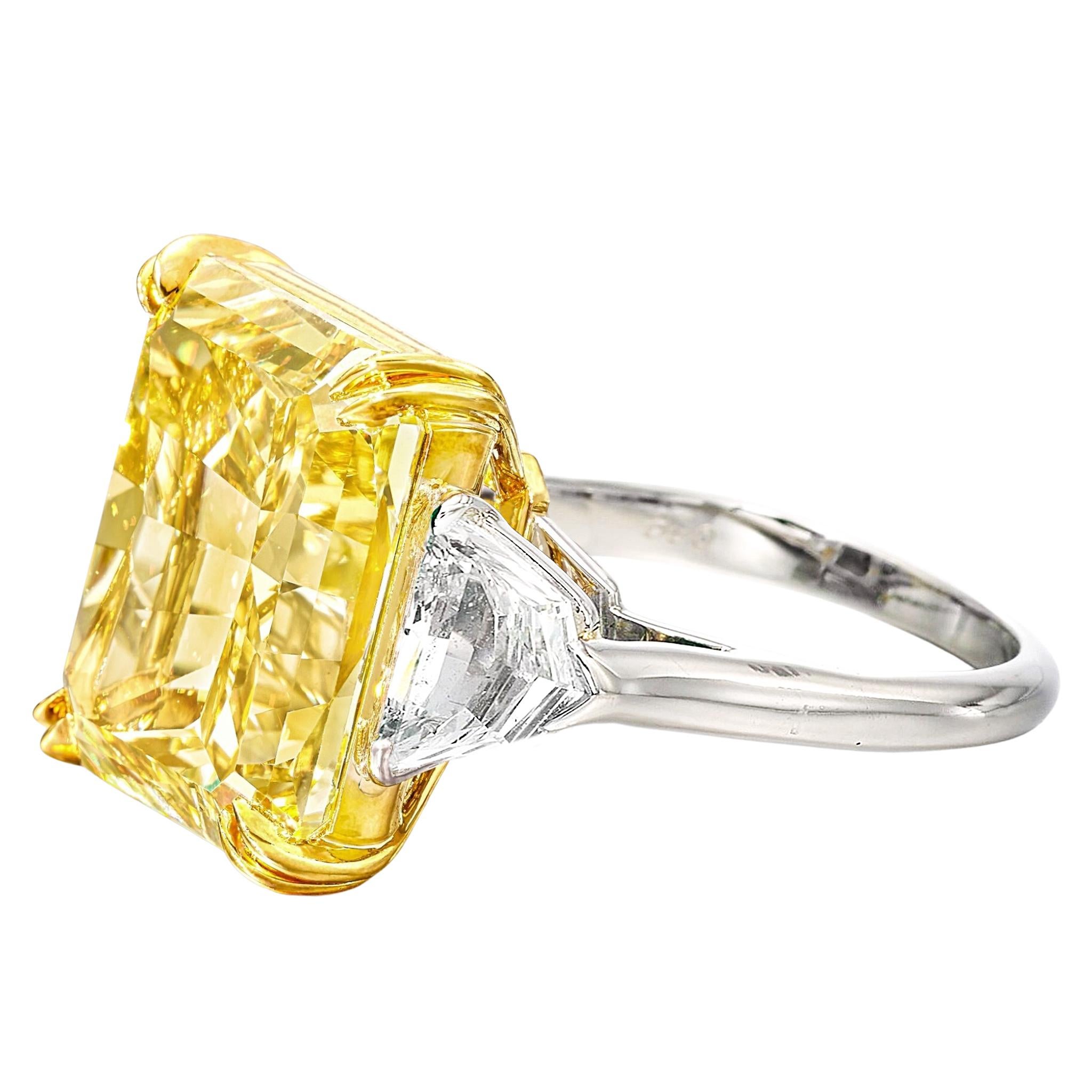 Moderne Exceptionnelle bague en diamant jaune fantaisie de 10.80 carats certifié GIA en vente