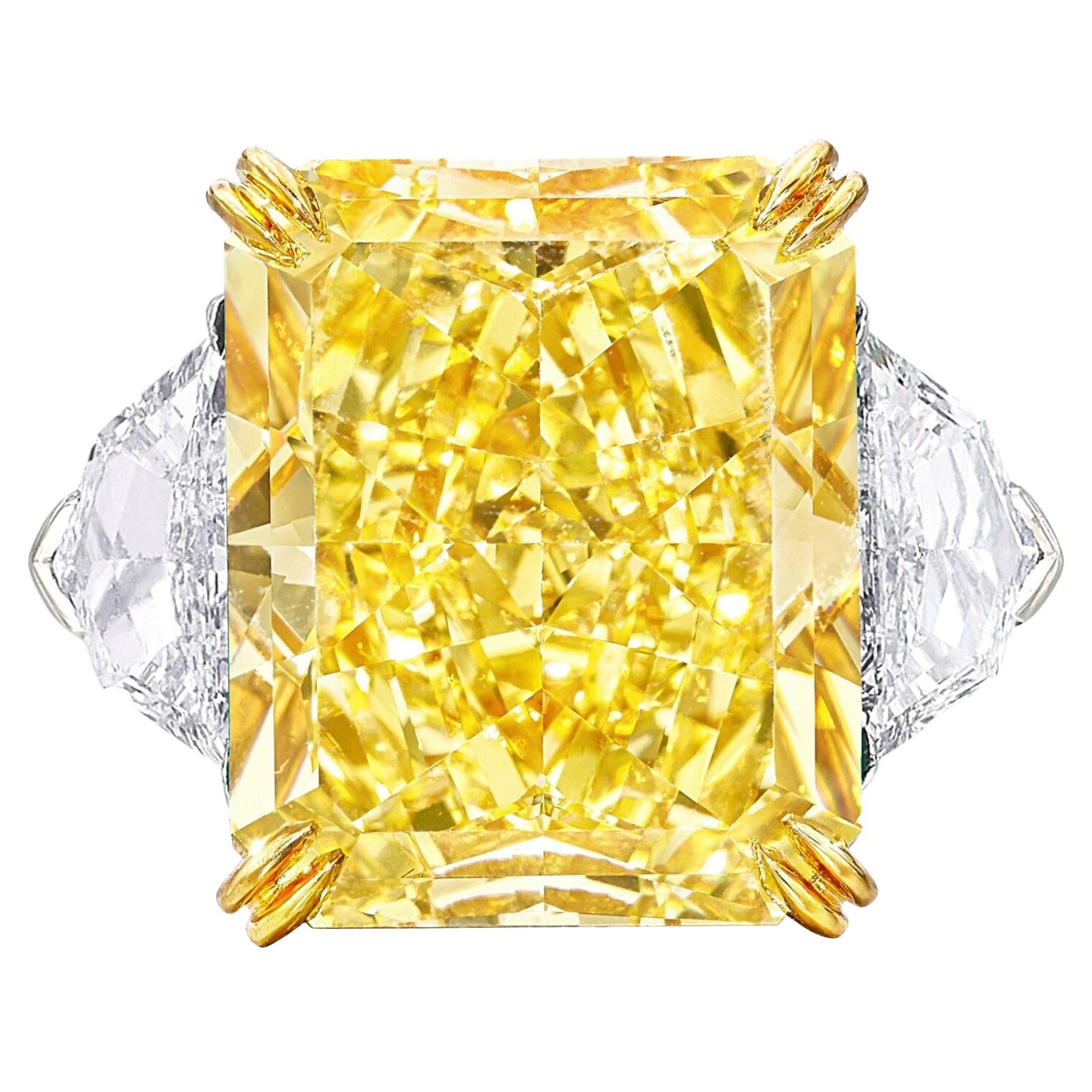 Exceptionnelle bague en diamant jaune fantaisie de 10.80 carats certifié GIA en vente