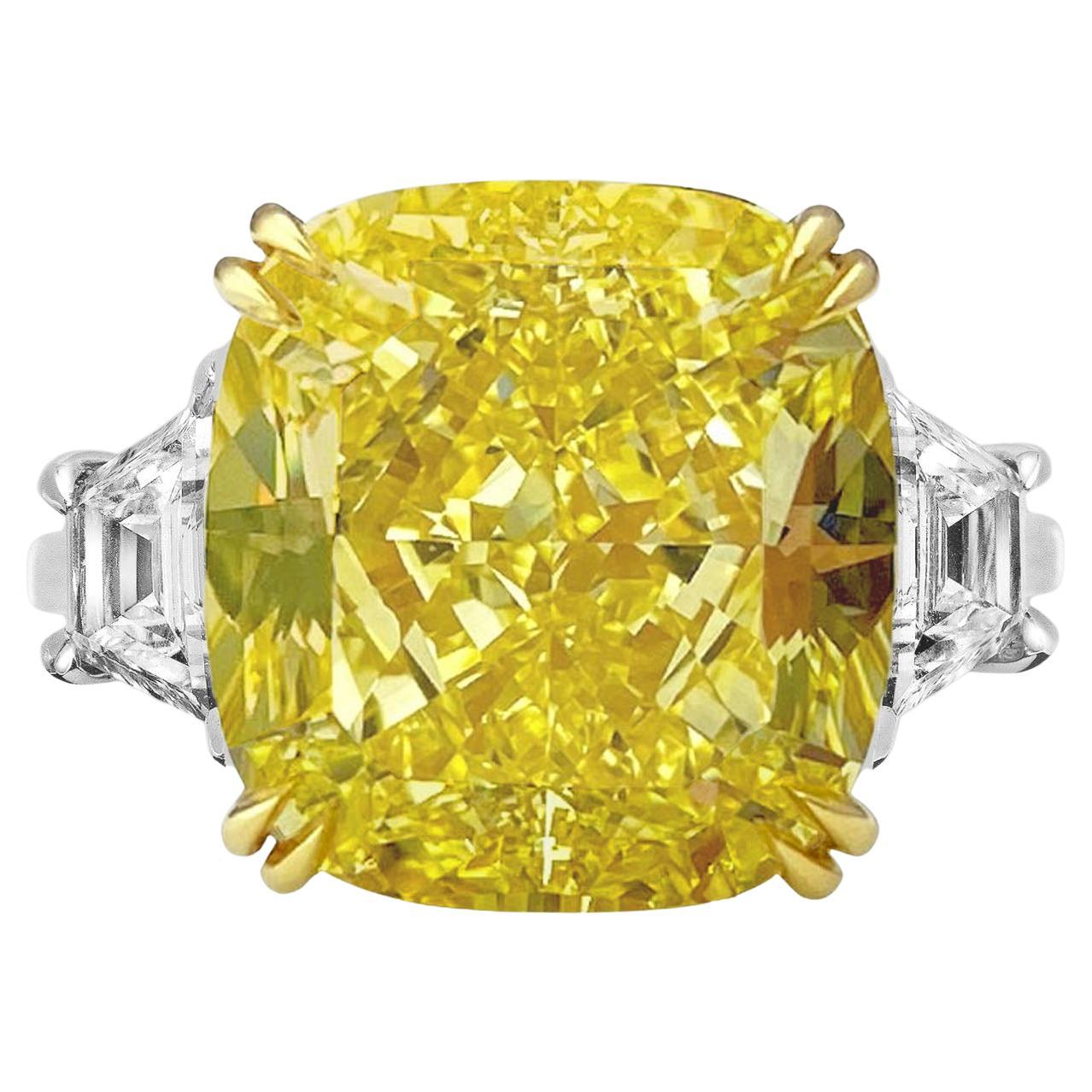 EXCEPCIONAL Anillo de Diamantes Amarillo Fantasía de 12.45 Quilates Certificado por GIA en venta